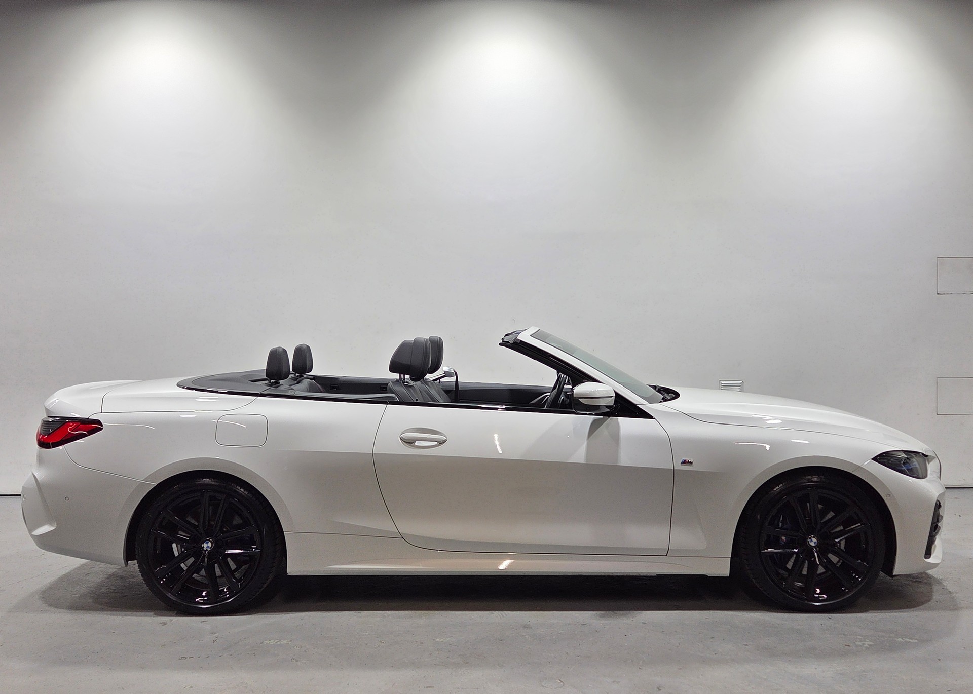 BMW 430i M-Sport Cabrio-showroom-element-1