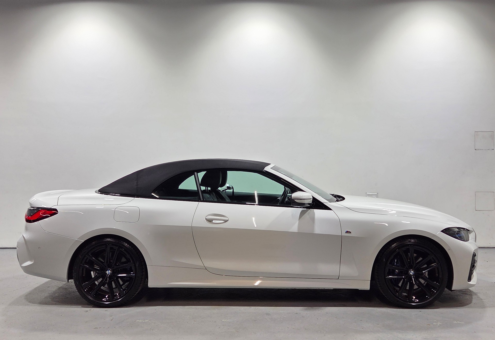 BMW 430i M-Sport Cabrio-showroom-element-2