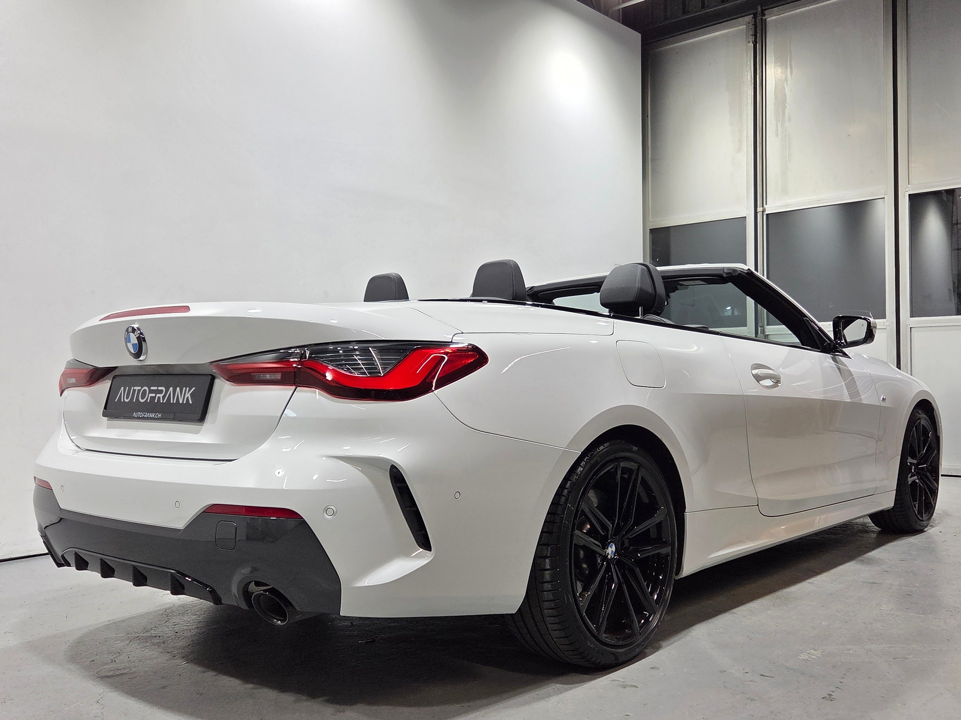 BMW 430i M-Sport Cabrio-showroom-element-3