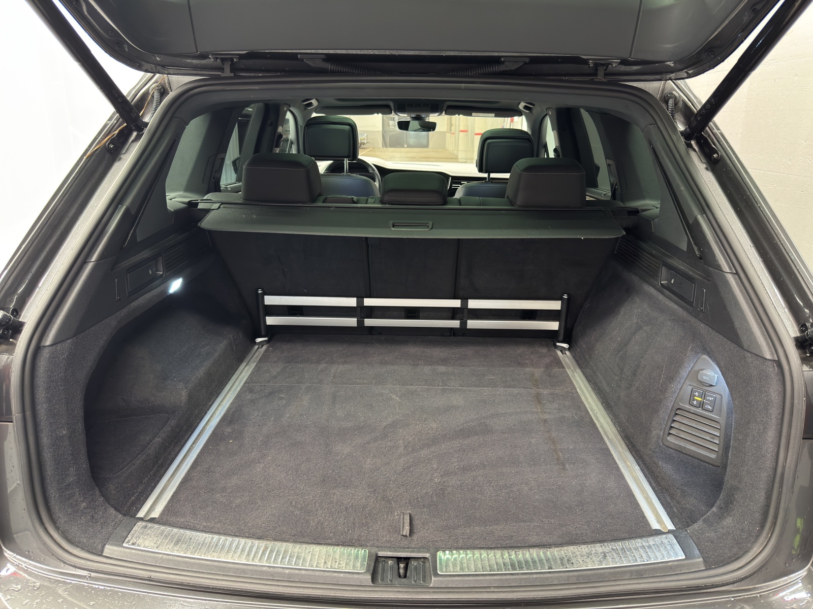 VW Touareg 3.0 V6 TSI R-Line-image-10