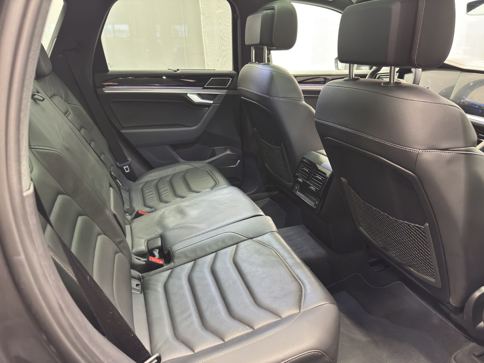 VW Touareg 3.0 V6 TSI R-Line-image-9