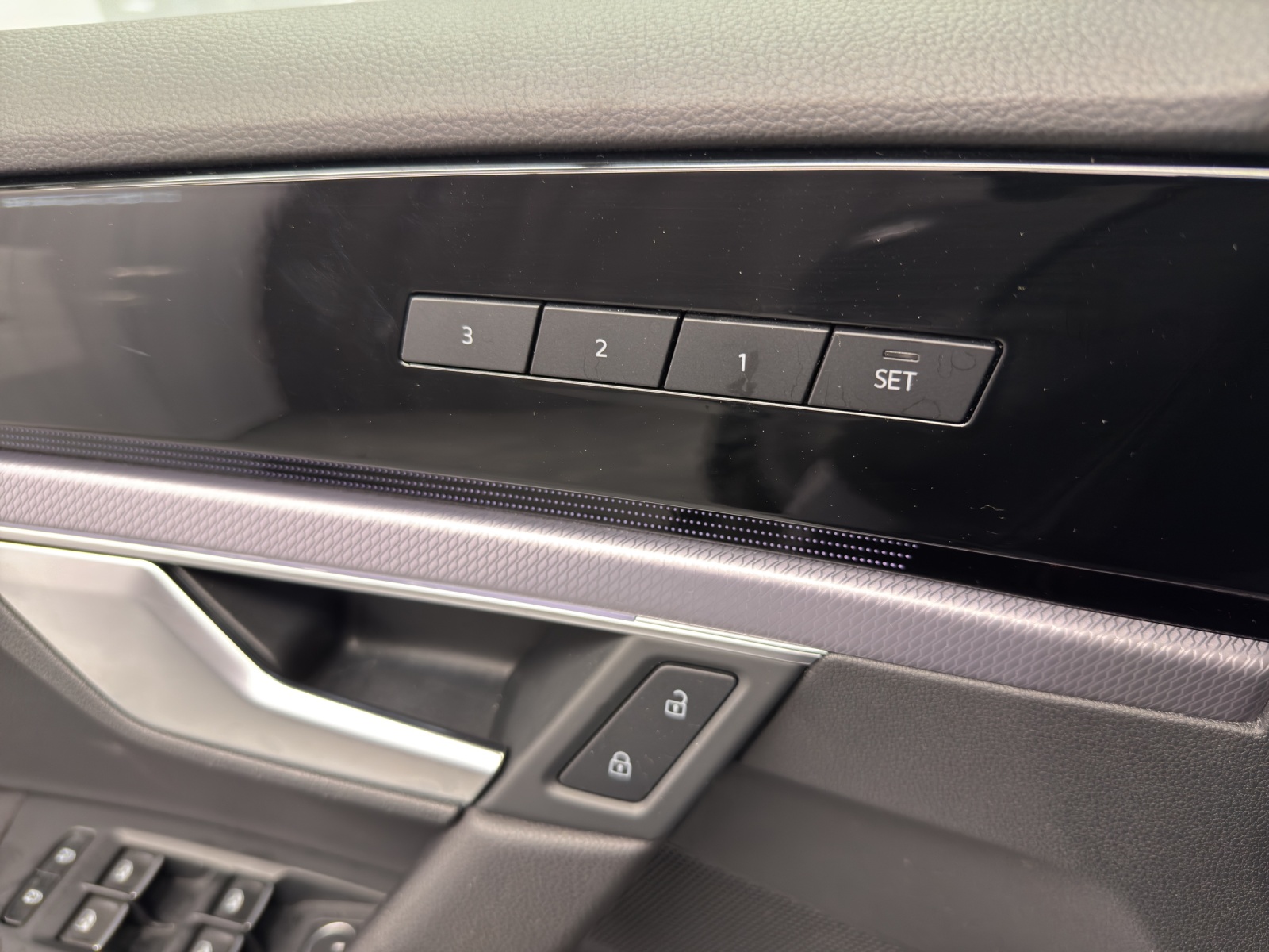 VW Touareg 3.0 V6 TSI R-Line-image-14
