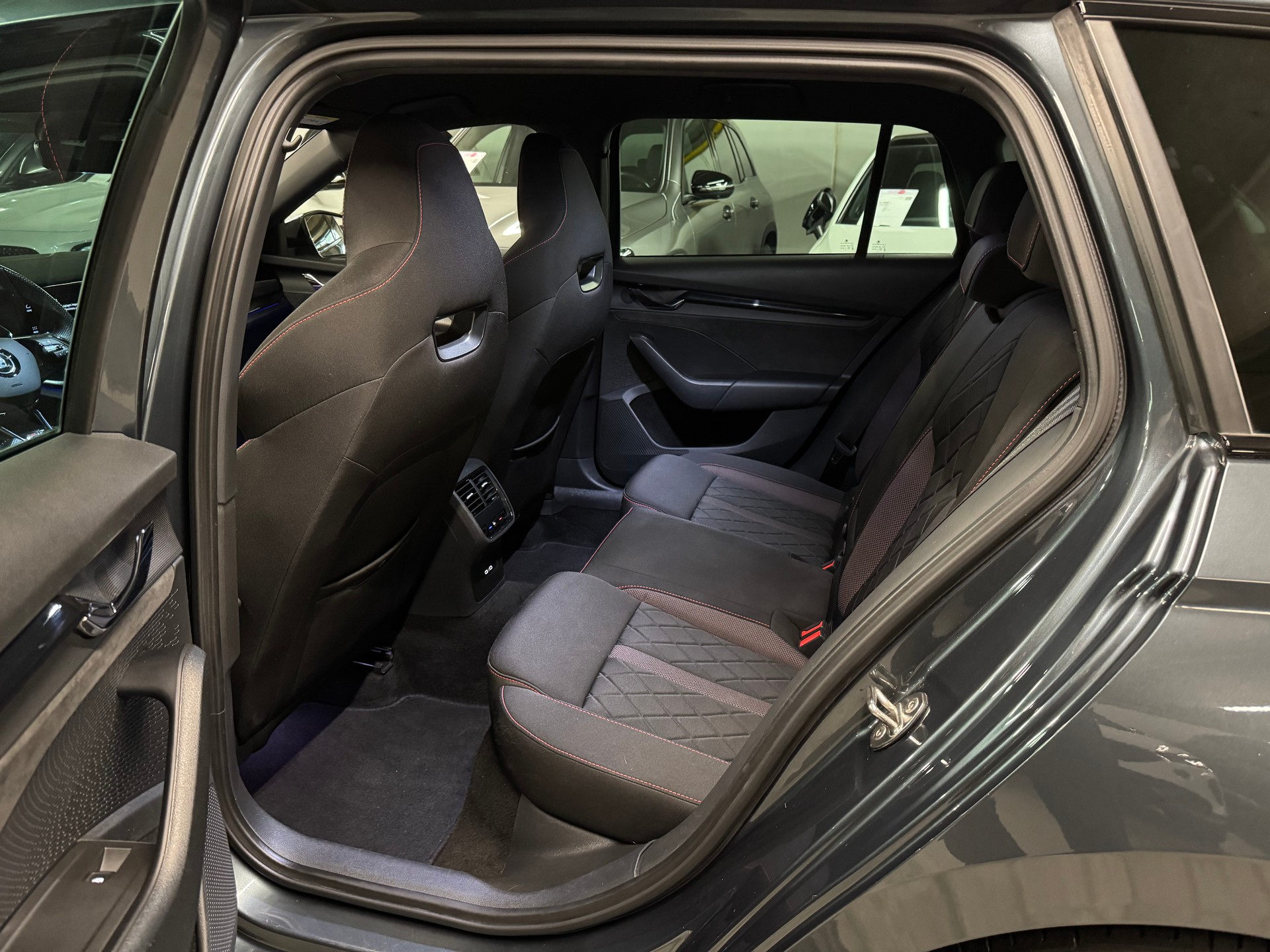 SKODA Octavia Combi 1.4 TSI PHEV DSG RS-image-9