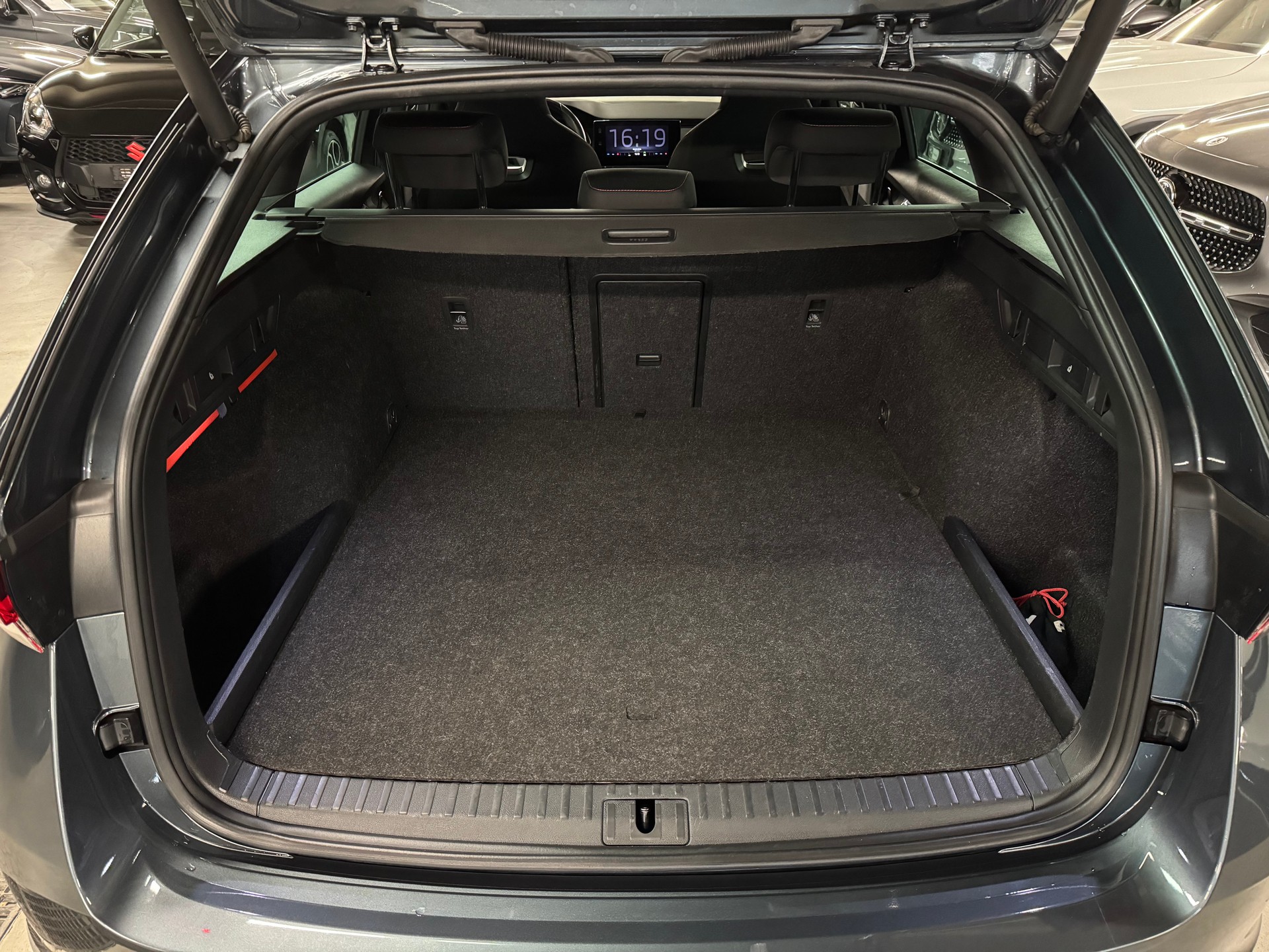 SKODA Octavia Combi 1.4 TSI PHEV DSG RS-image-11