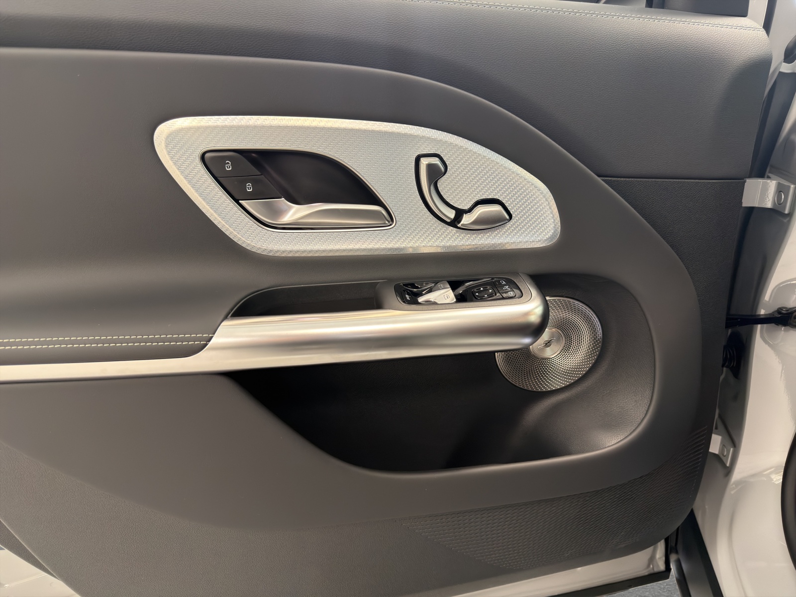 MERCEDES-BENZ GLB 350 4MATIC with EQ Technology-image-12