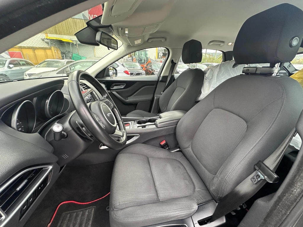 JAGUAR F-Pace 2.0d Pure AWD Automatik-image-7