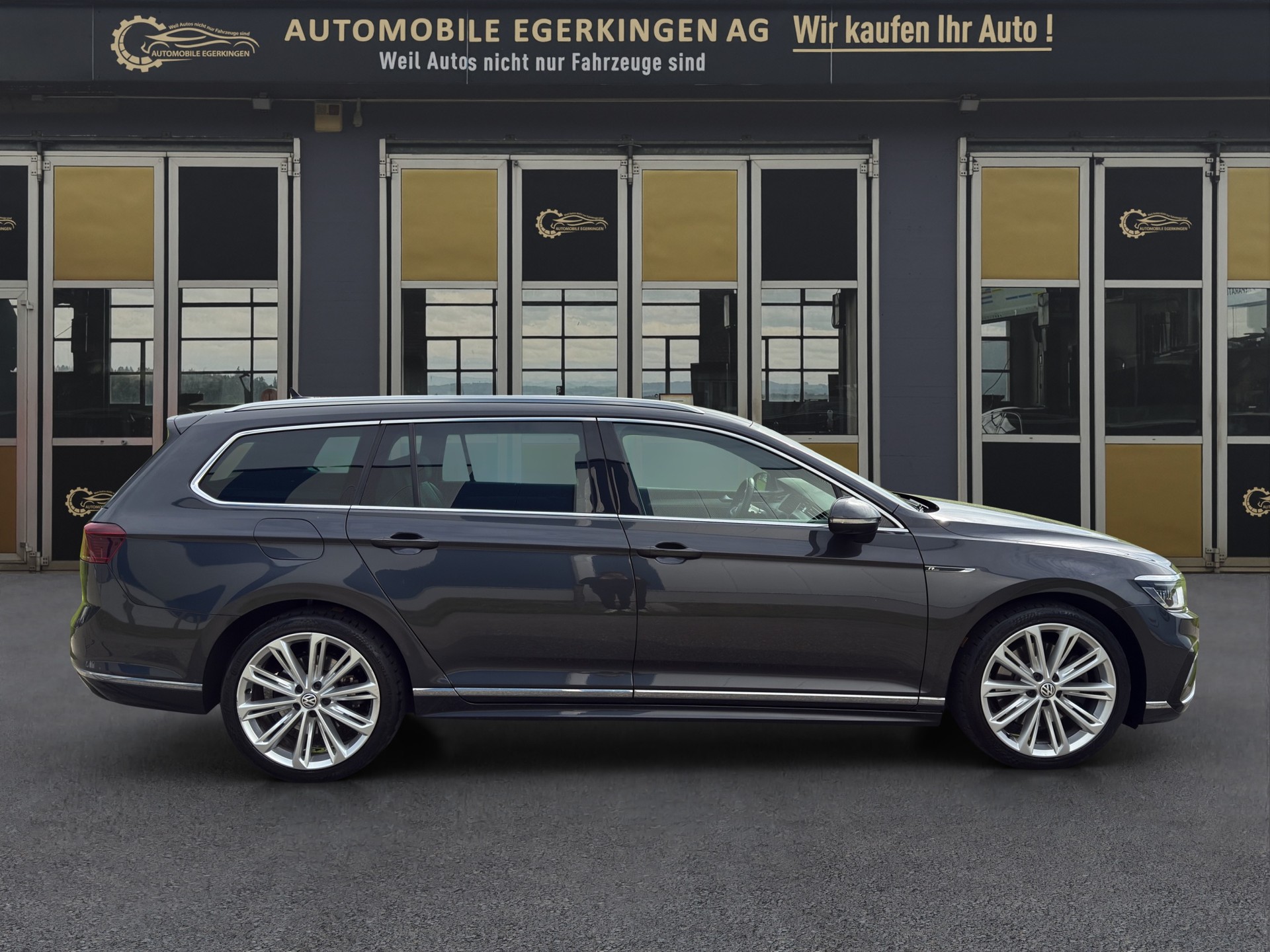 VW Passat Variant 2.0 TSI R-Line Edition 4Motion DSG-image-3