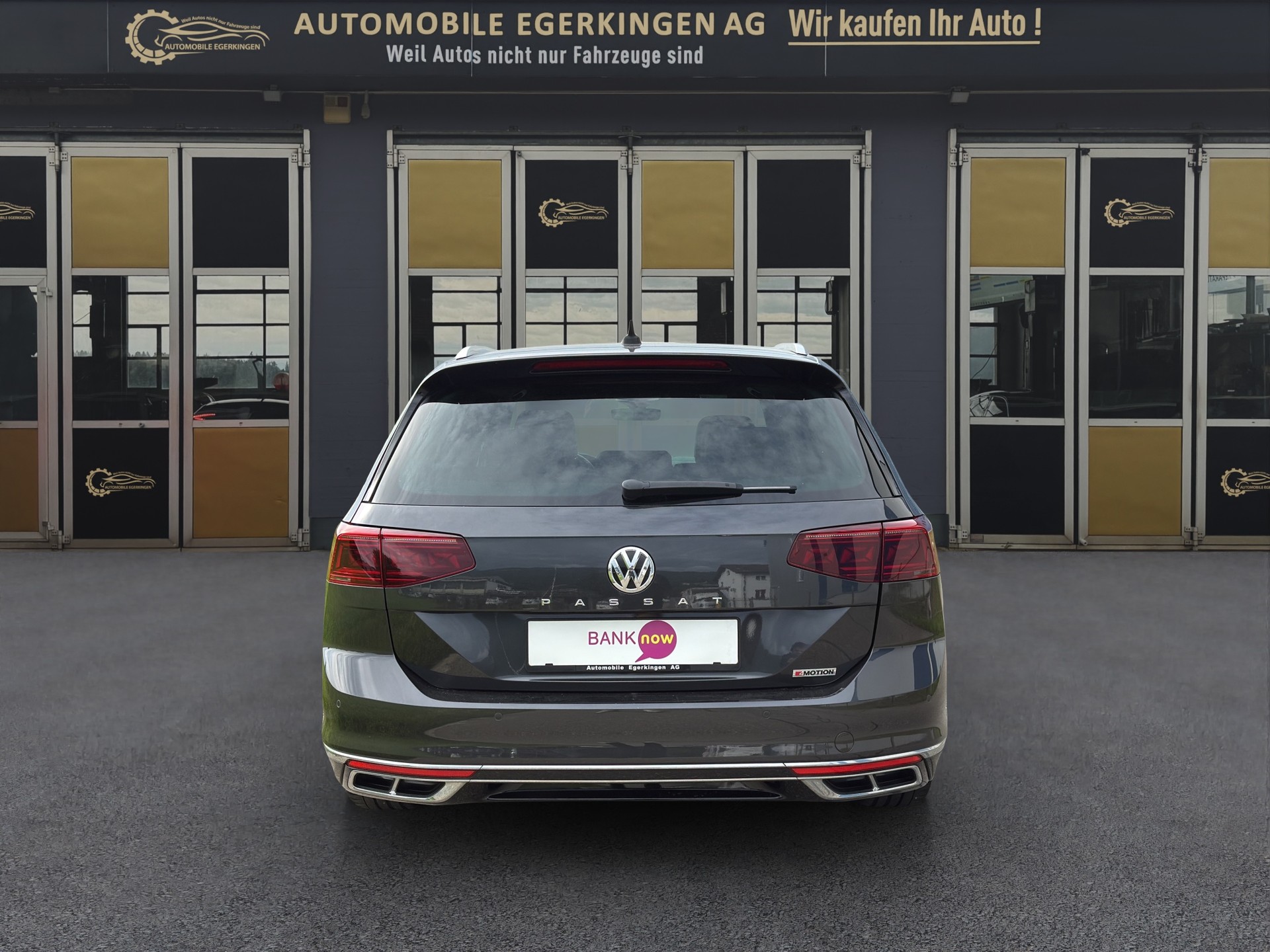 VW Passat Variant 2.0 TSI R-Line Edition 4Motion DSG-image-5