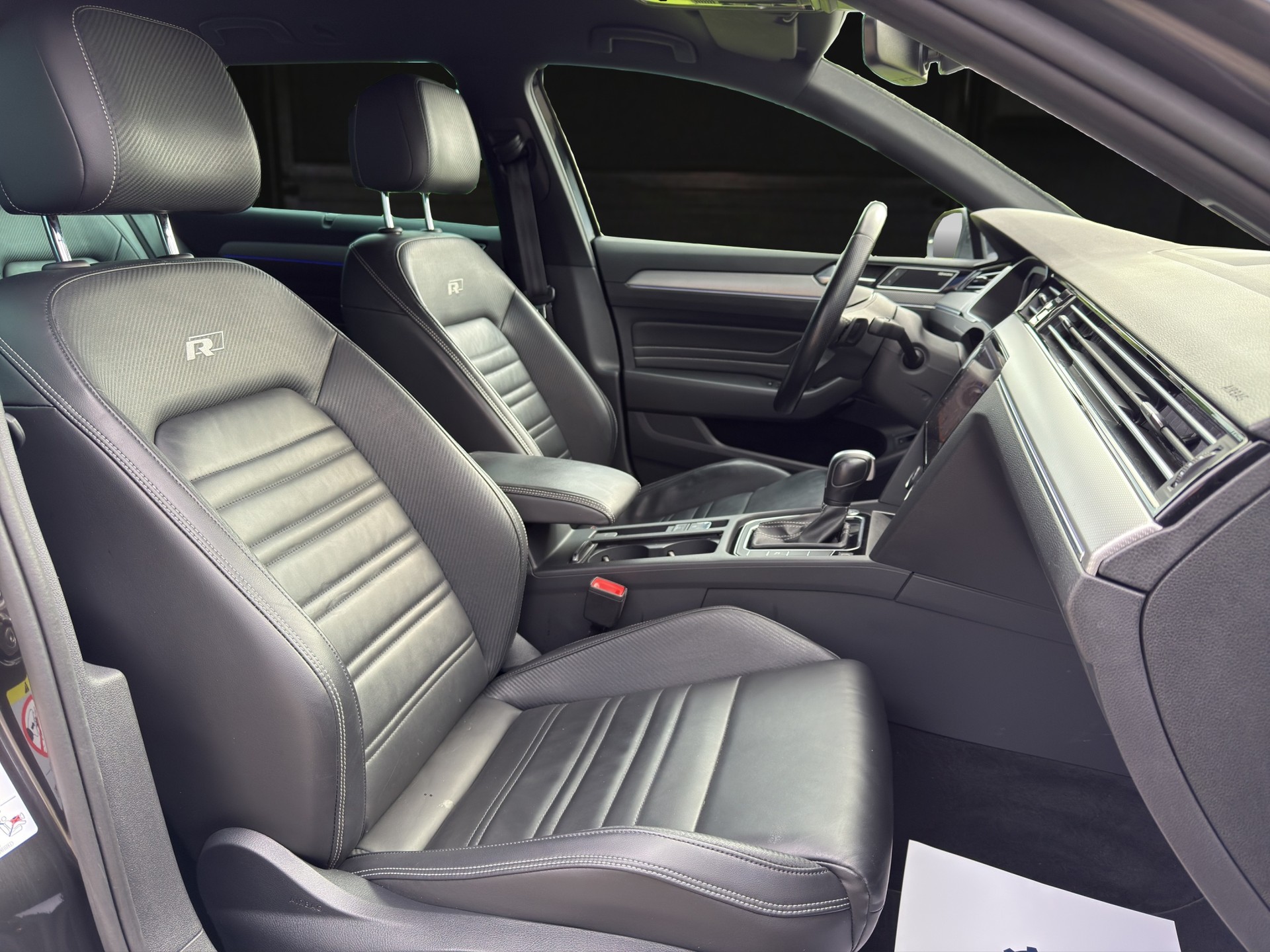 VW Passat Variant 2.0 TSI R-Line Edition 4Motion DSG-image-9