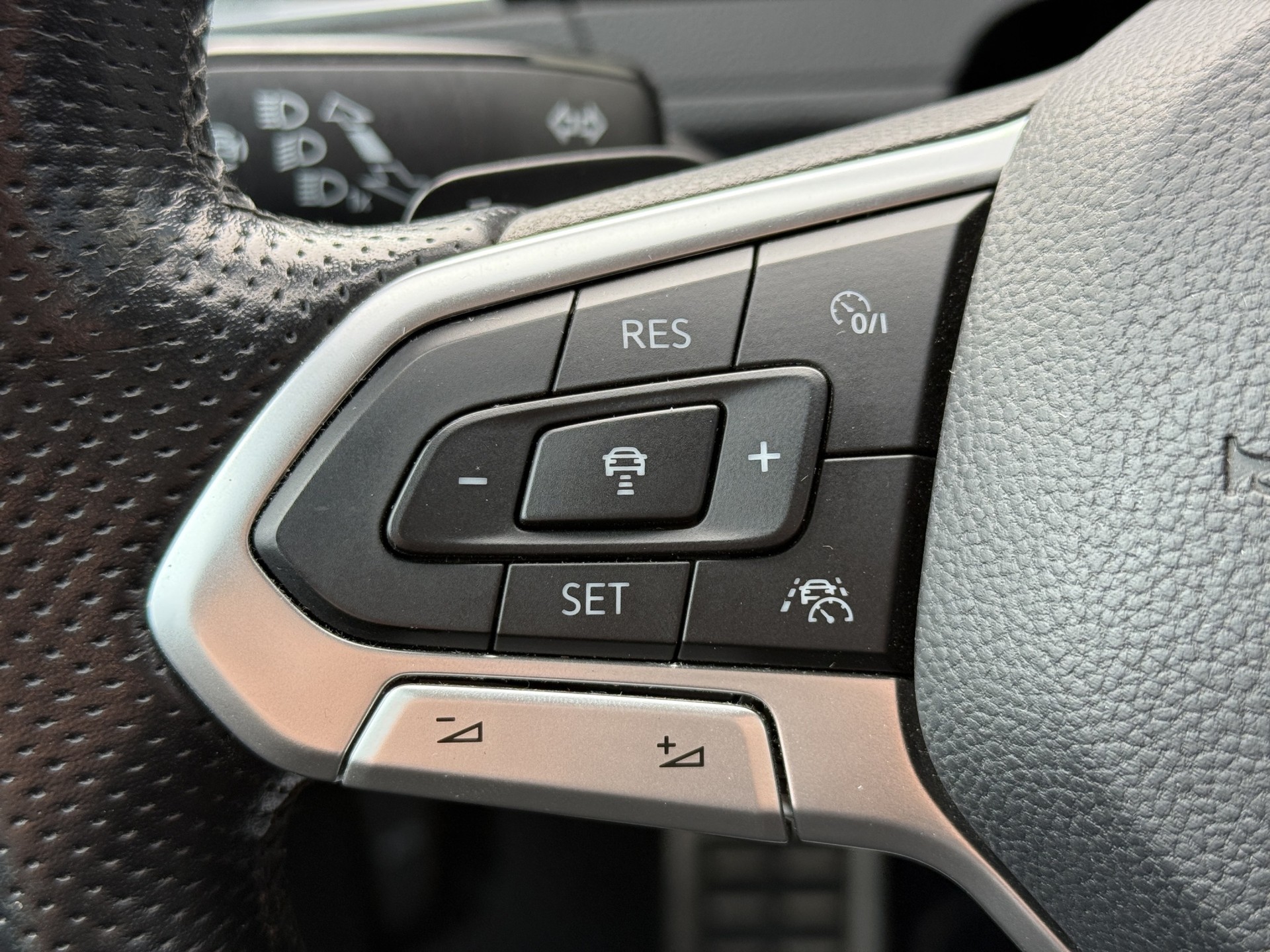 VW Passat Variant 2.0 TSI R-Line Edition 4Motion DSG-image-17