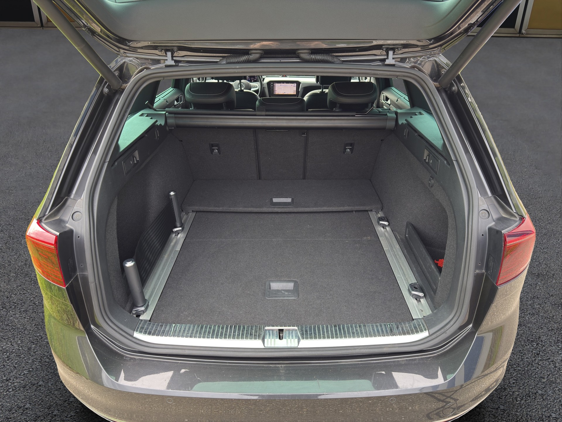VW Passat Variant 2.0 TSI R-Line Edition 4Motion DSG-image-13
