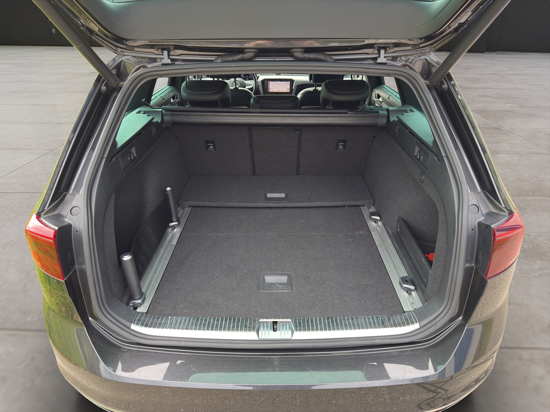VW Passat Variant 2.0 TSI R-Line Edition 4Motion DSG-image-13