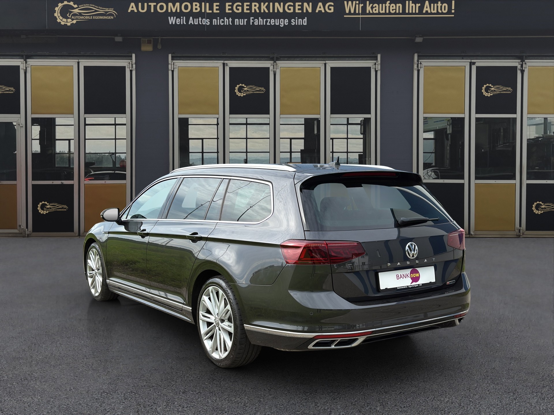 VW Passat Variant 2.0 TSI R-Line Edition 4Motion DSG-image-6