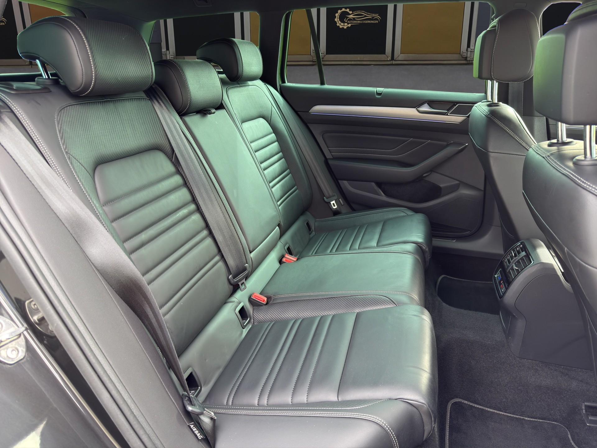 VW Passat Variant 2.0 TSI R-Line Edition 4Motion DSG-image-12
