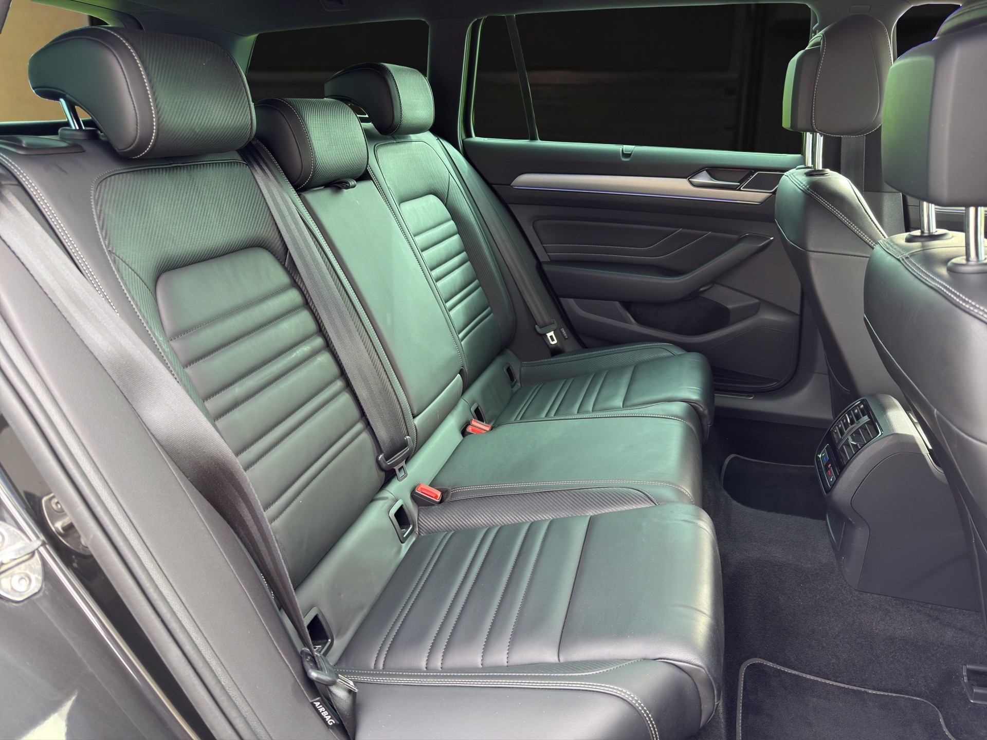 VW Passat Variant 2.0 TSI R-Line Edition 4Motion DSG-image-12