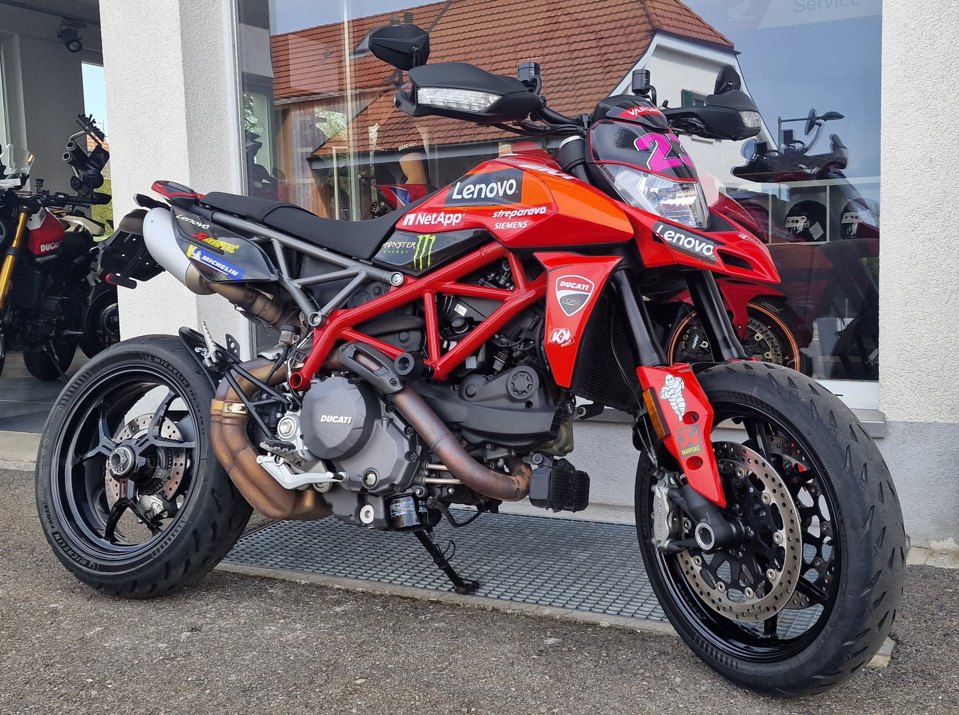 DUCATI HYPERMOTARD 950-showroom-element-3