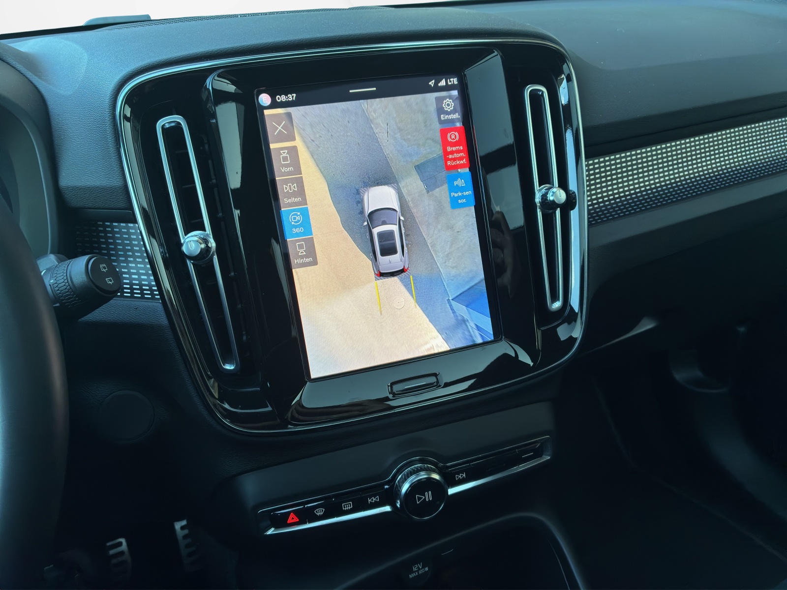 VOLVO XC40 P8 Twin Pro AWD-image-12