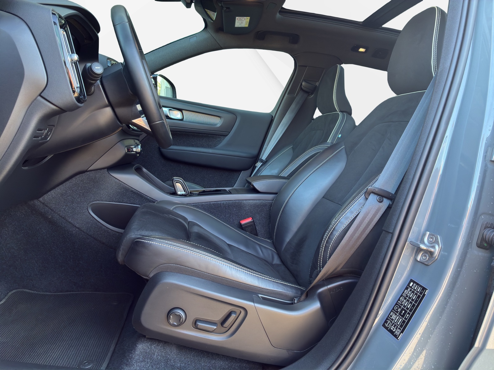 VOLVO XC40 P8 Twin Pro AWD-image-9
