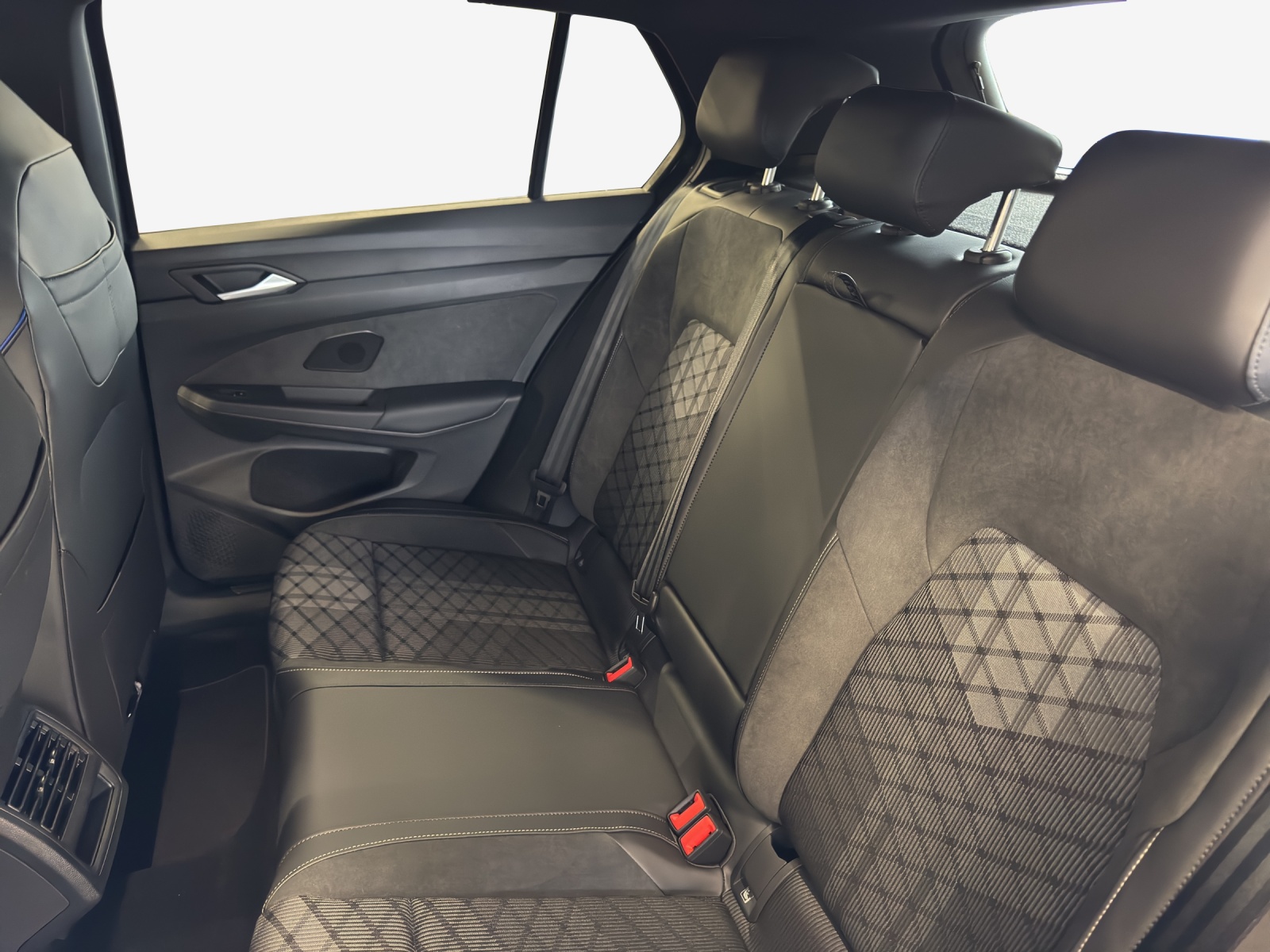 VW Golf 1.5 e TSI mHEV R-Line DSG-image-11