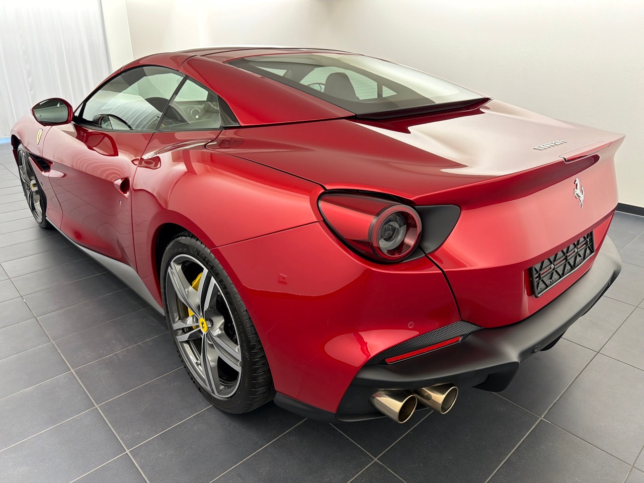 FERRARI Portofino M-showroom-element-1