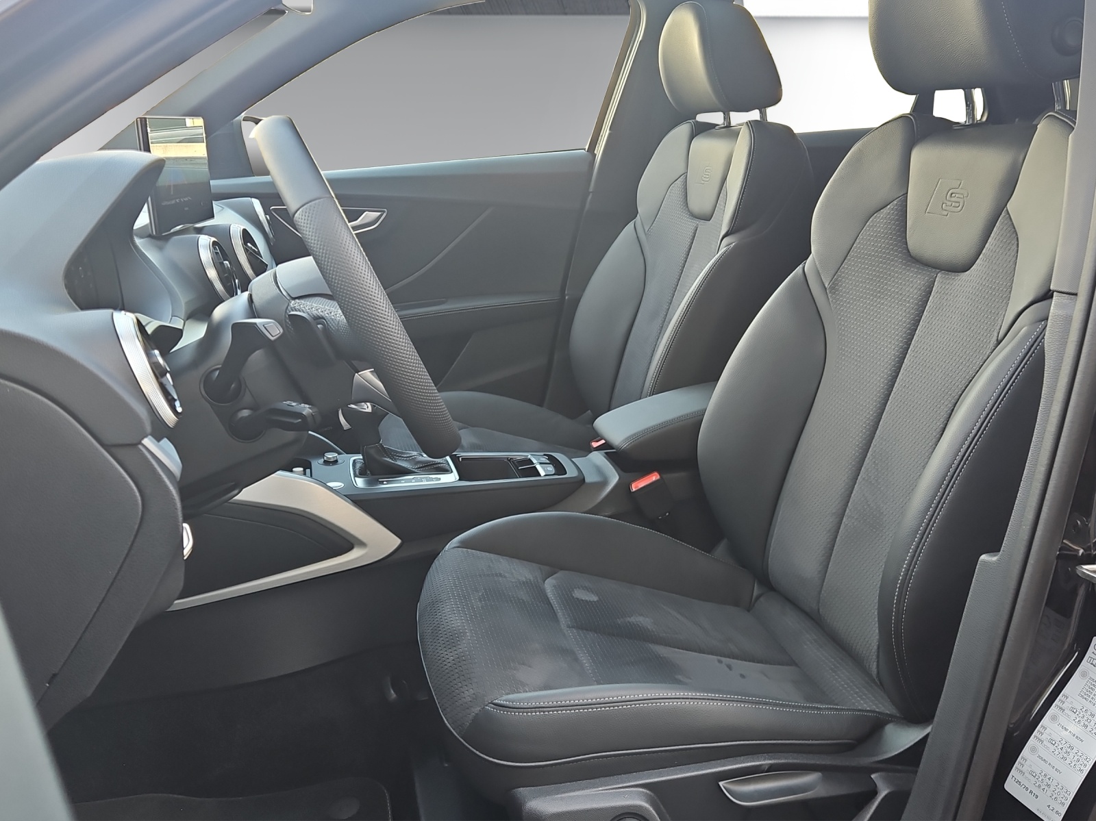 AUDI Aud Q2 40 TSI quattro S Line-image-11