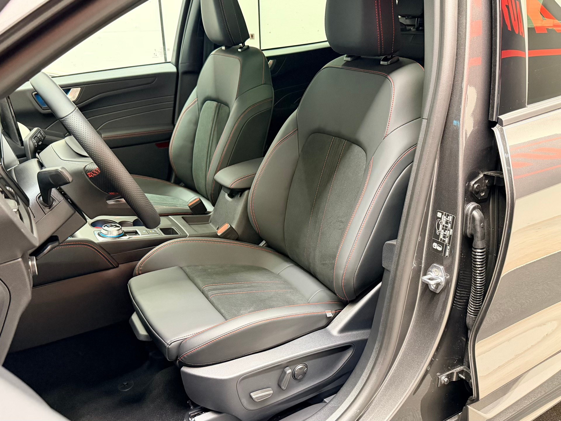 FORD Kuga 2.5 FHEV ST-Line X 4WD-image-17