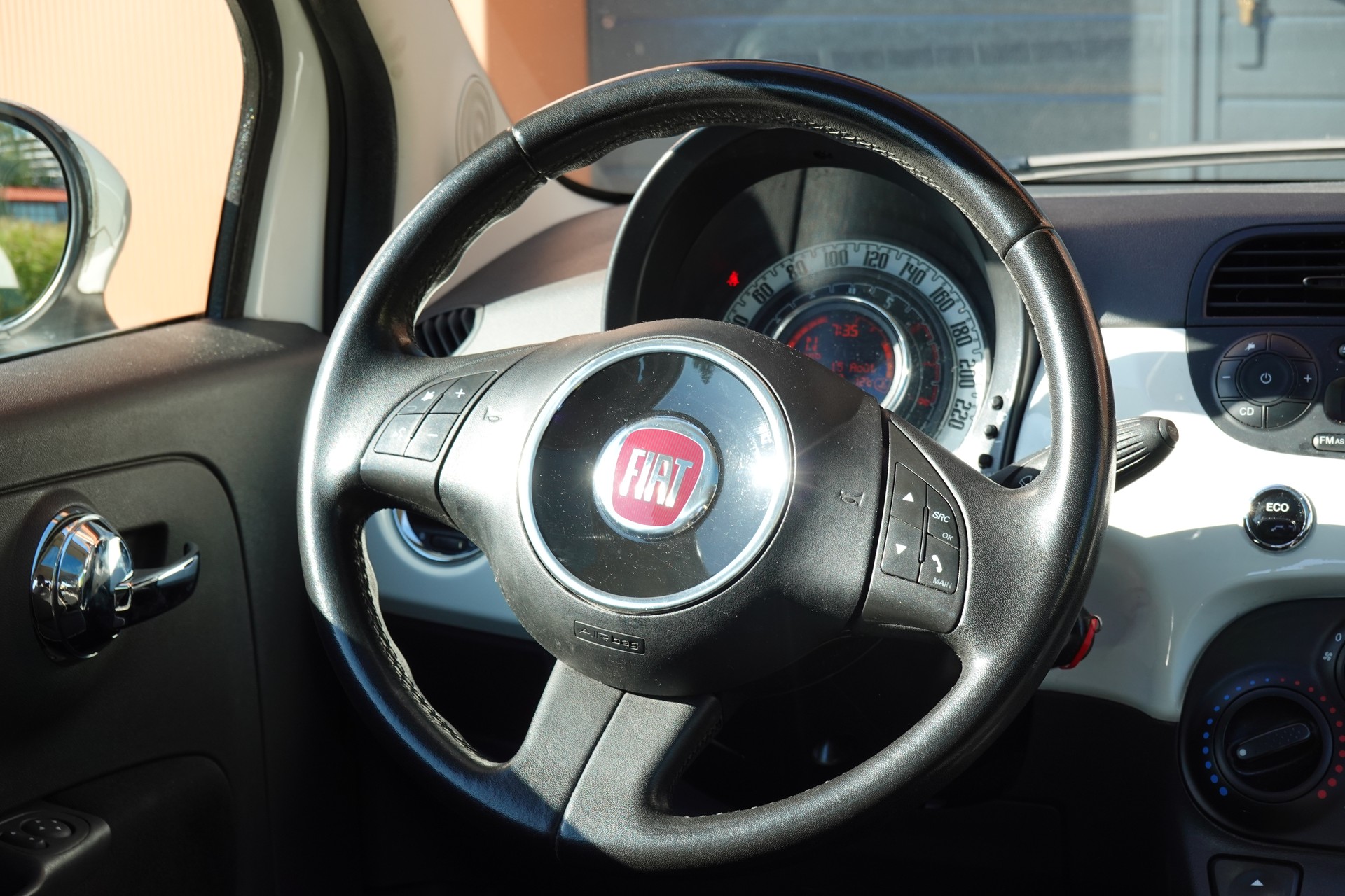 FIAT 500C 0.9 Twinair Turbo Lounge Dualogic "* Toit panoramique * 4 pneus hiver * Edition Lounge *"-image-11