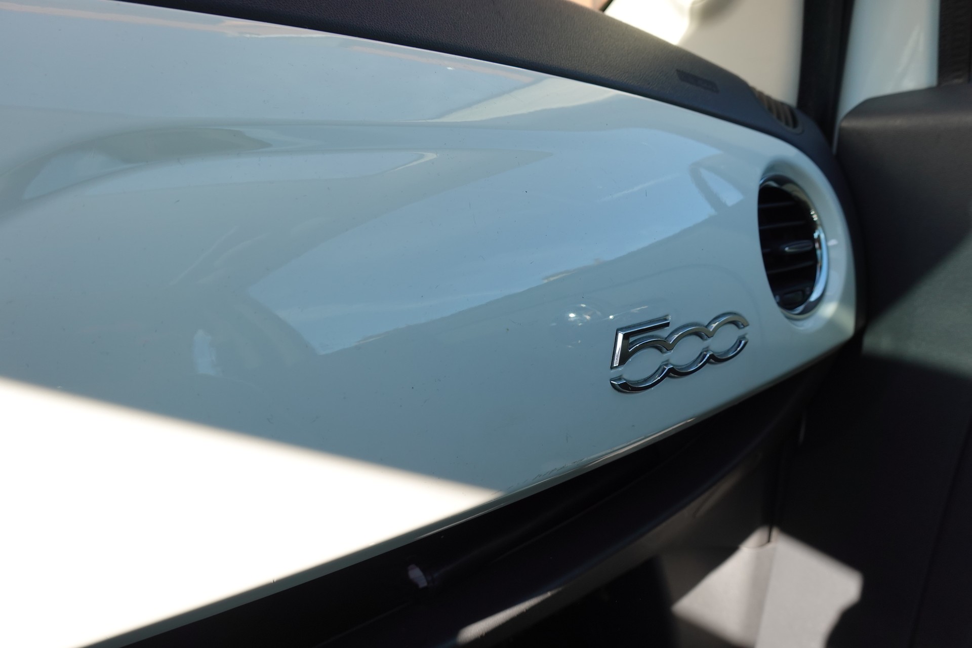 FIAT 500C 0.9 Twinair Turbo Lounge Dualogic "* Toit panoramique * 4 pneus hiver * Edition Lounge *"-image-15