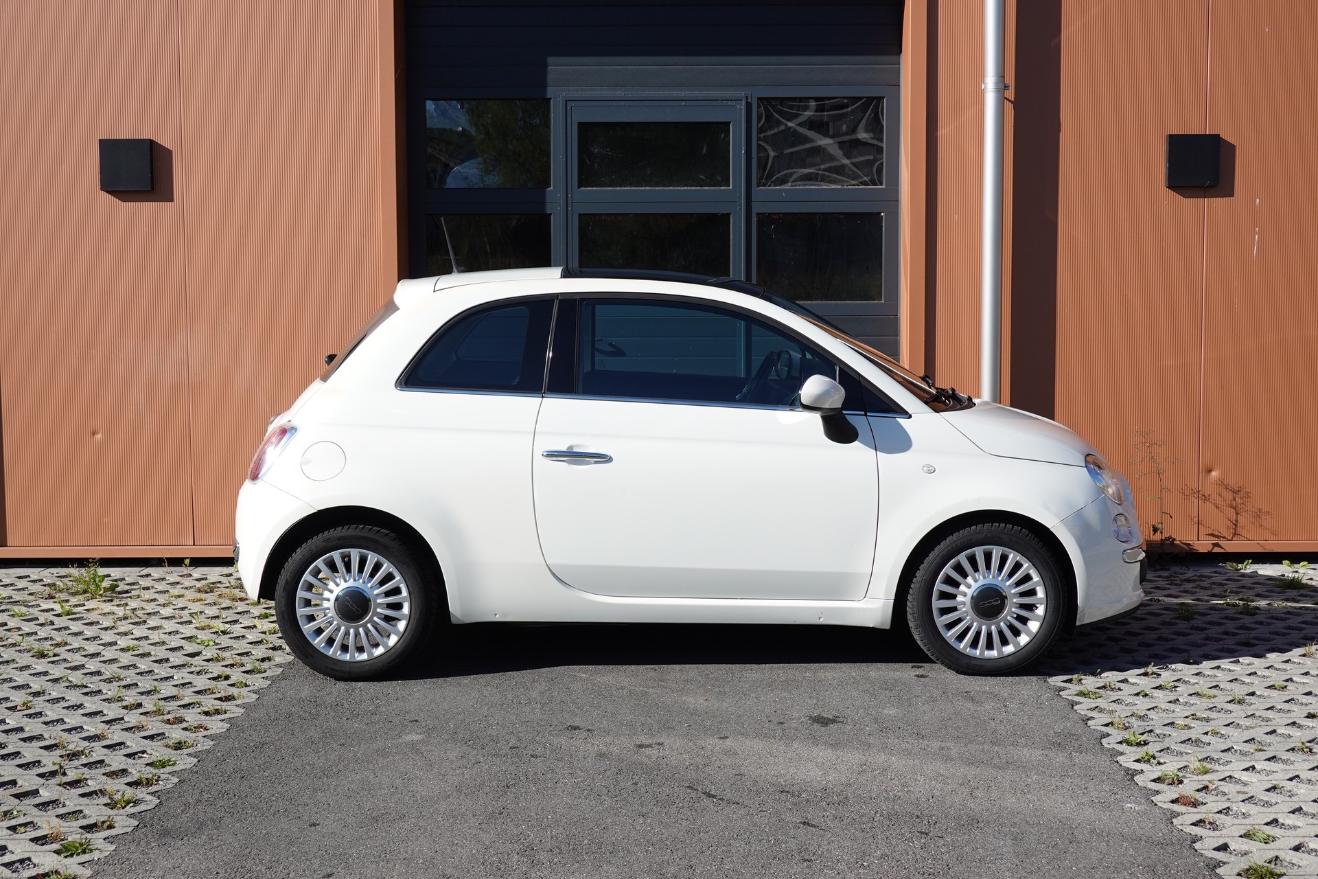 FIAT 500C 0.9 Twinair Turbo Lounge Dualogic "* Toit panoramique * 4 pneus hiver * Edition Lounge *"-image-3