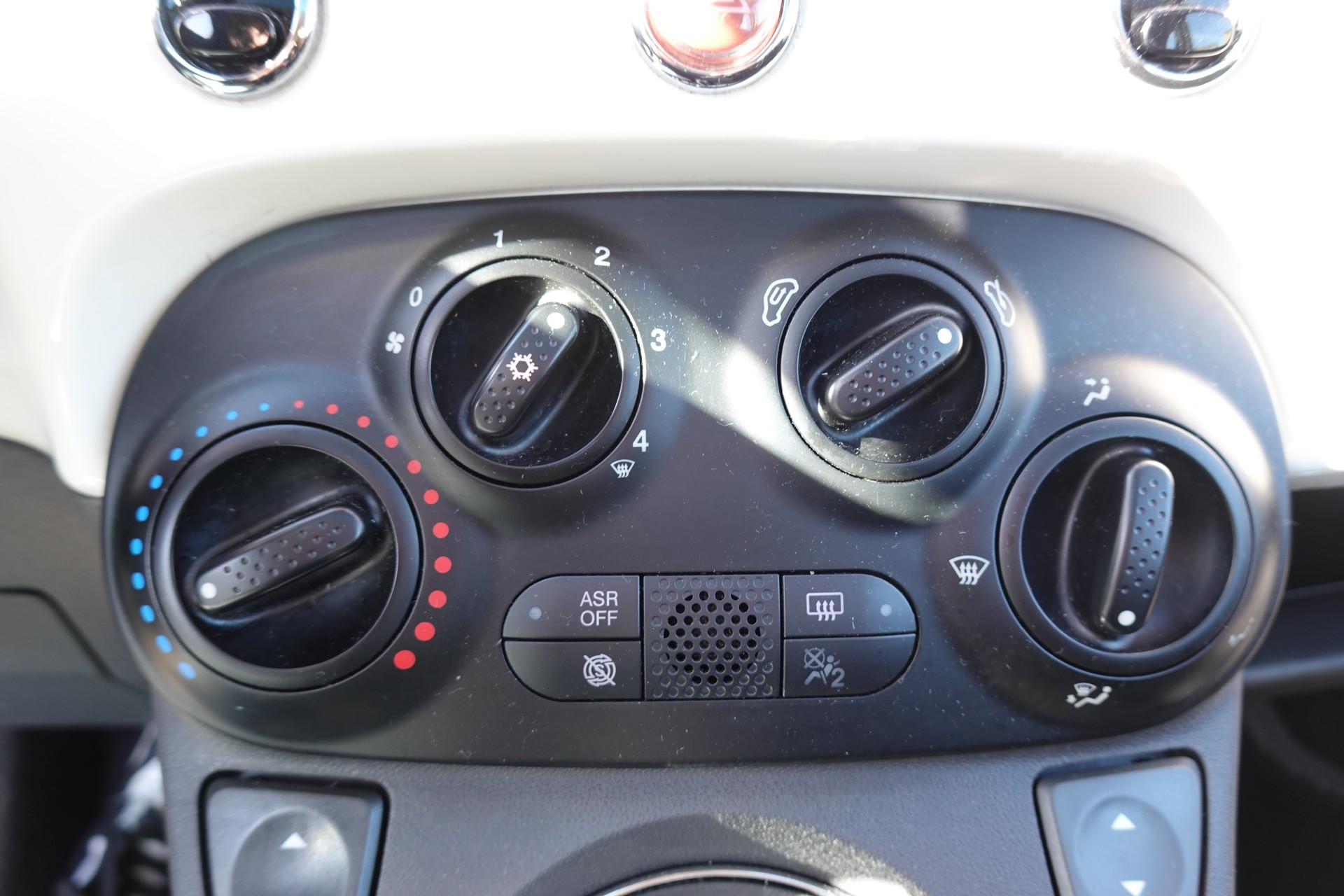 FIAT 500C 0.9 Twinair Turbo Lounge Dualogic "* Toit panoramique * 4 pneus hiver * Edition Lounge *"-image-13