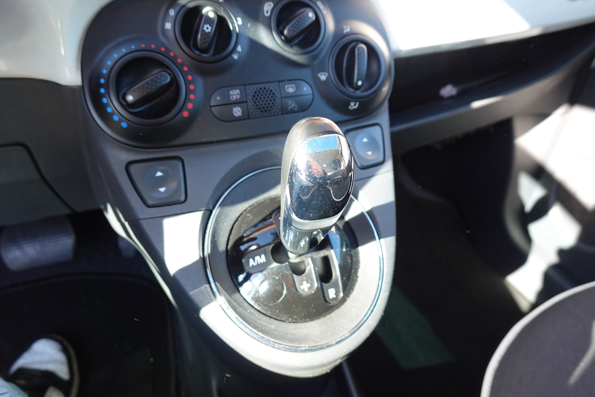 FIAT 500C 0.9 Twinair Turbo Lounge Dualogic "* Toit panoramique * 4 pneus hiver * Edition Lounge *"-image-12