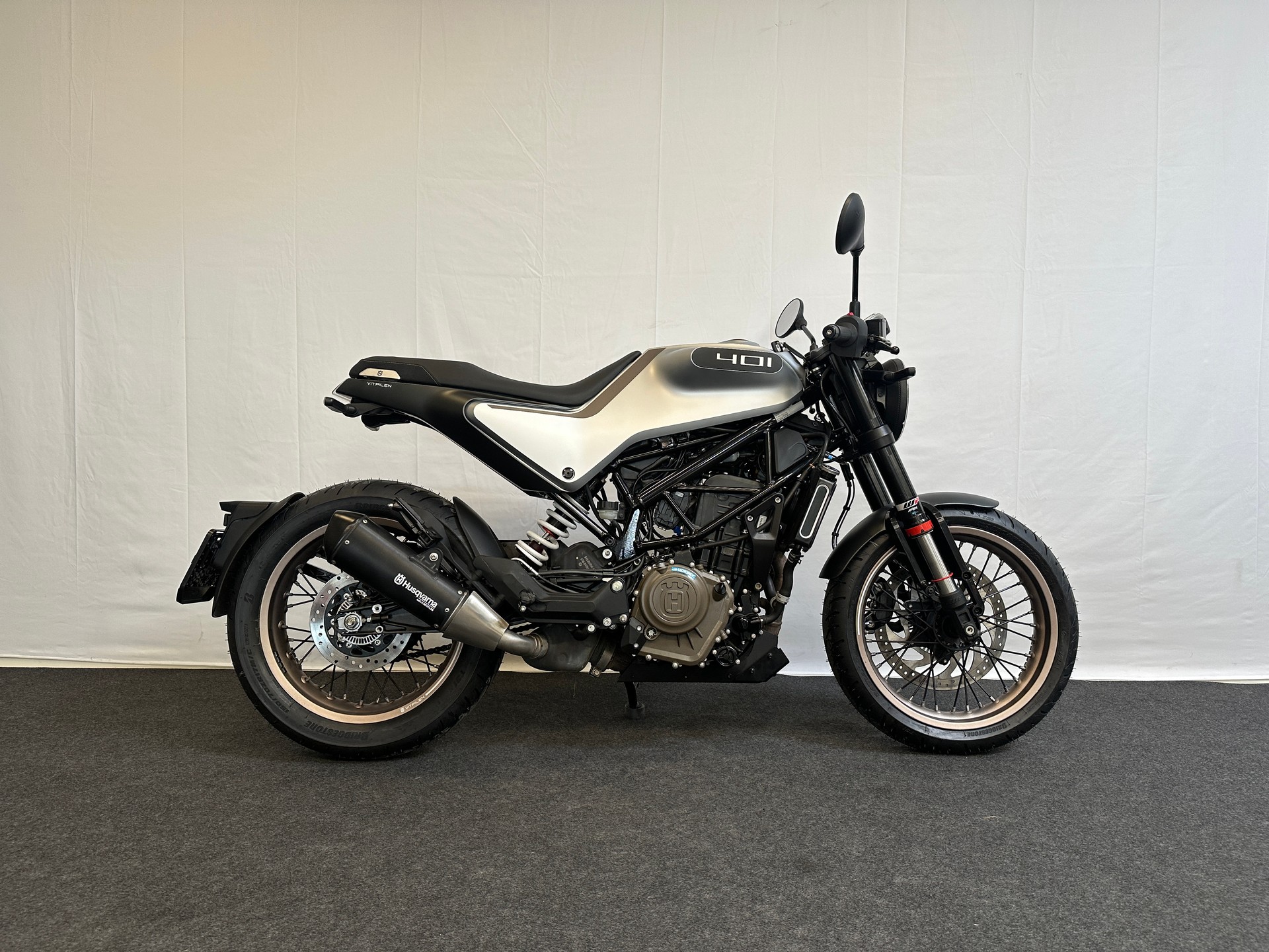 HUSQVARNA Svartpilen 401-showroom-element-1