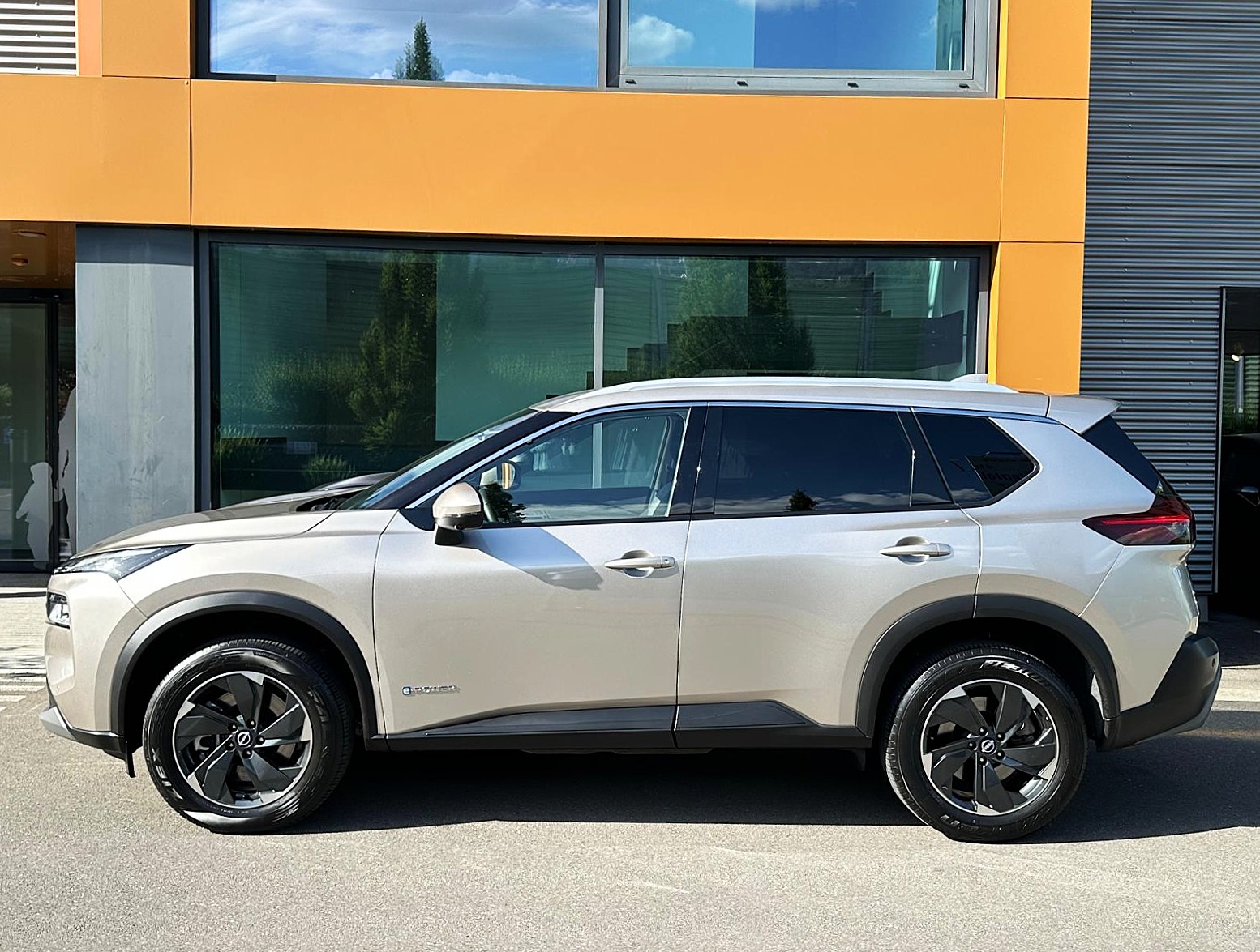 NISSAN X-Trail 1.5 VC-T N-Connecta e-4orce 7Plätzer-image-0