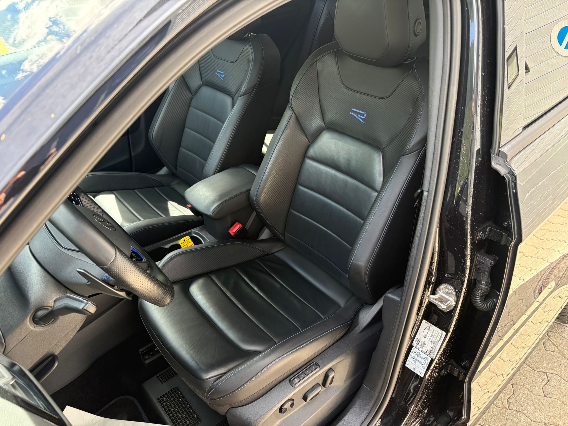 VW T-Roc 2.0 TSI R DSG 4Motion-image-4