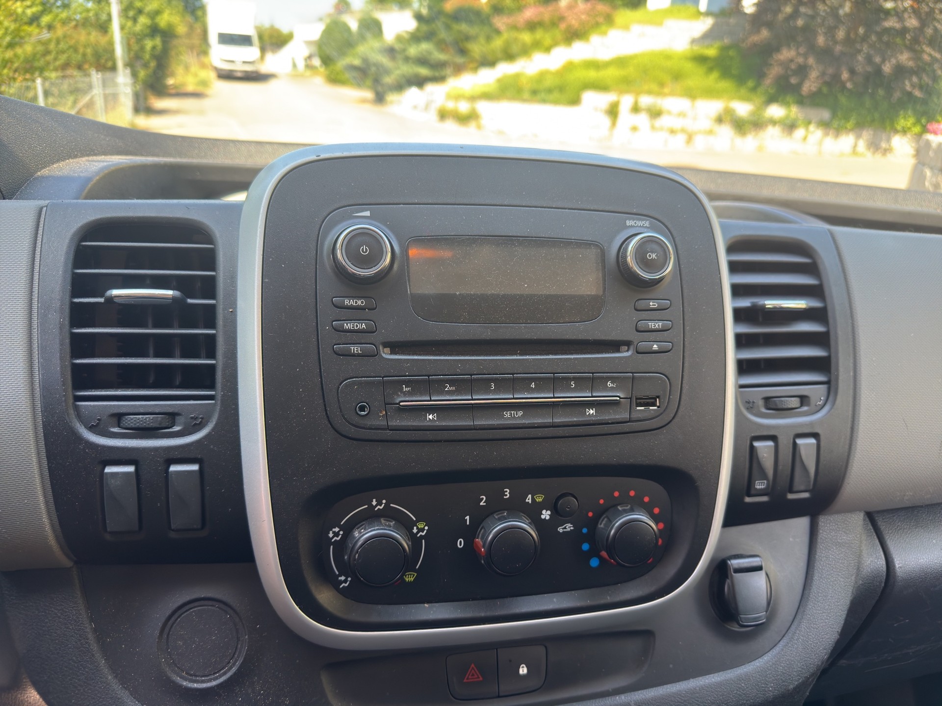 RENAULT TRAFIC-image-10