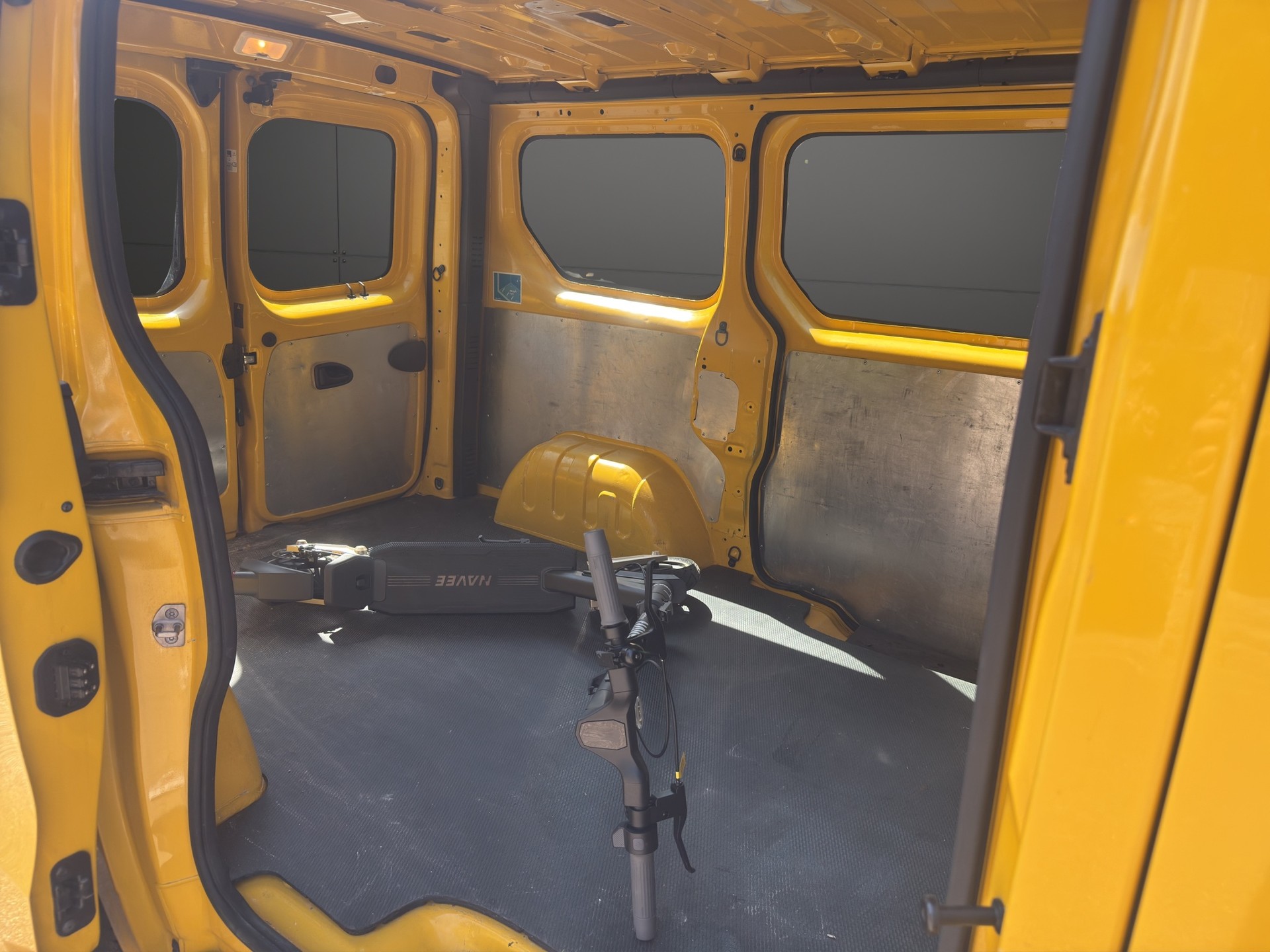 RENAULT TRAFIC-image-9