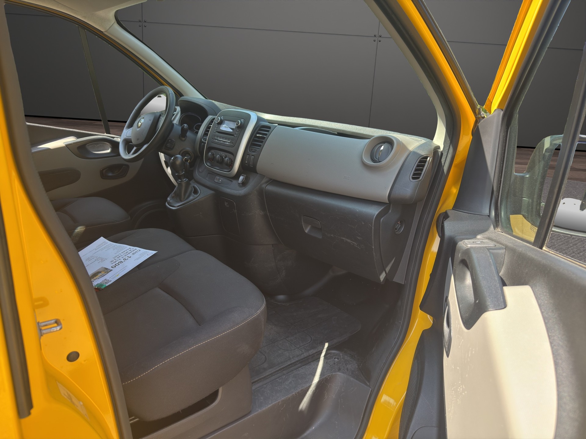 RENAULT TRAFIC-image-8