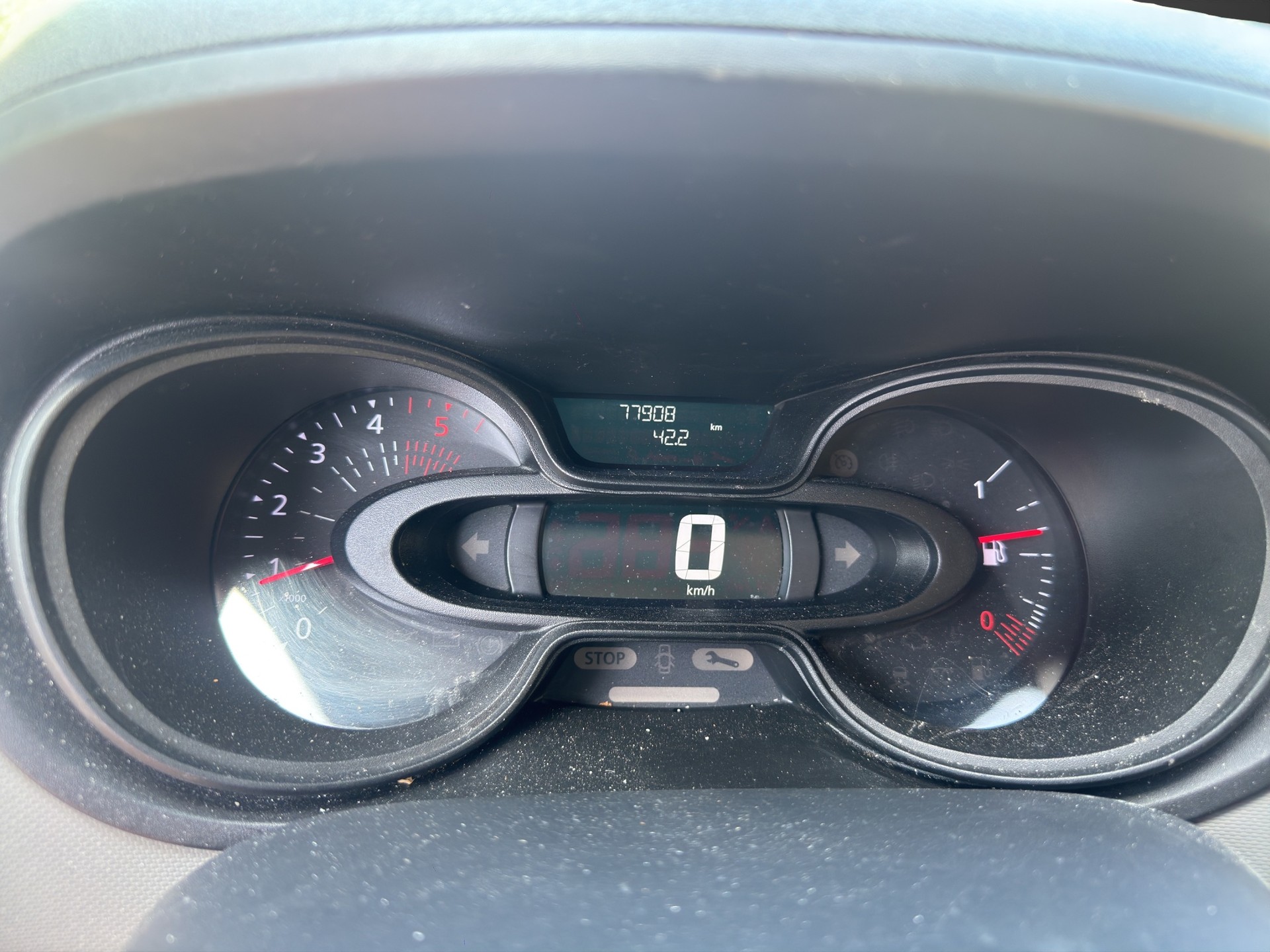 RENAULT TRAFIC-image-11