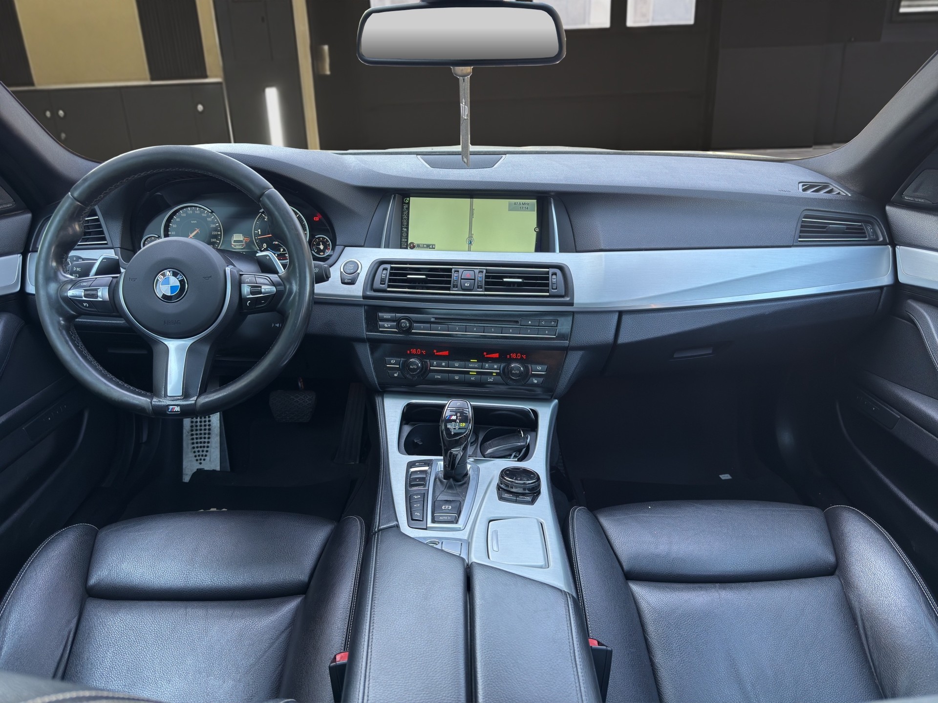 BMW M 550d xDrive Touring-image-11