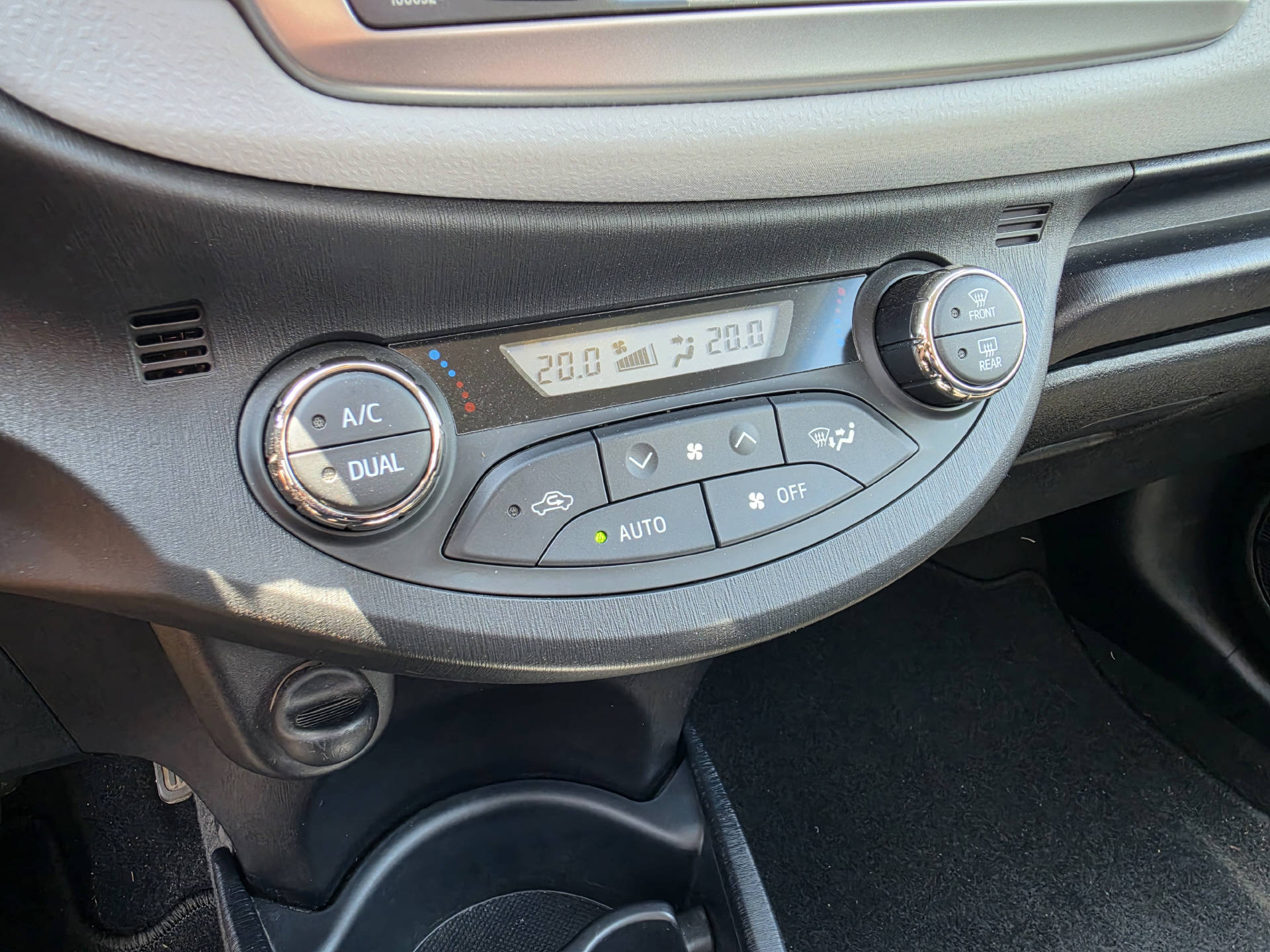 TOYOTA Yaris 1.5 VVT-i HSD Sol-image-13