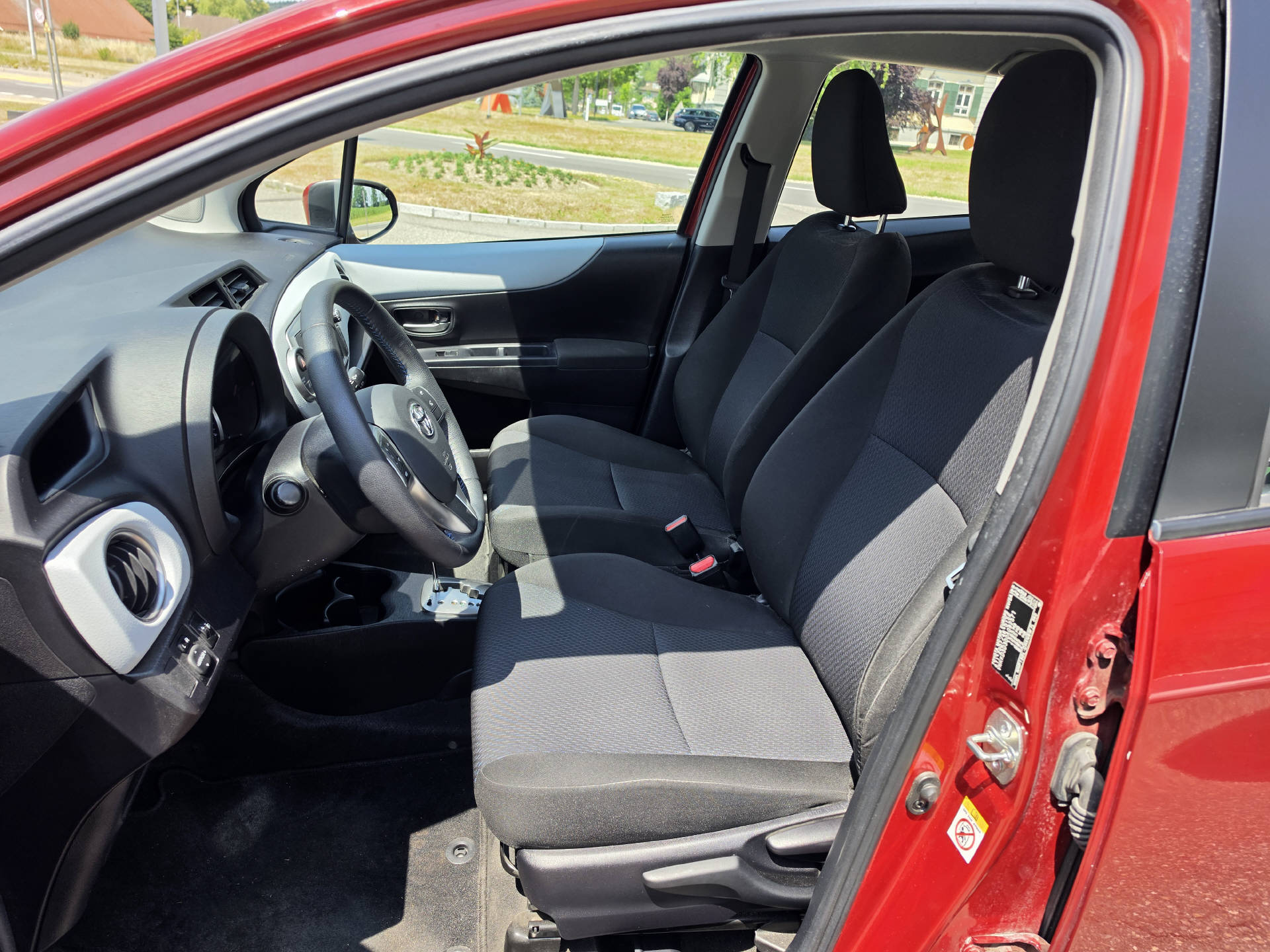 TOYOTA Yaris 1.5 VVT-i HSD Sol-image-8