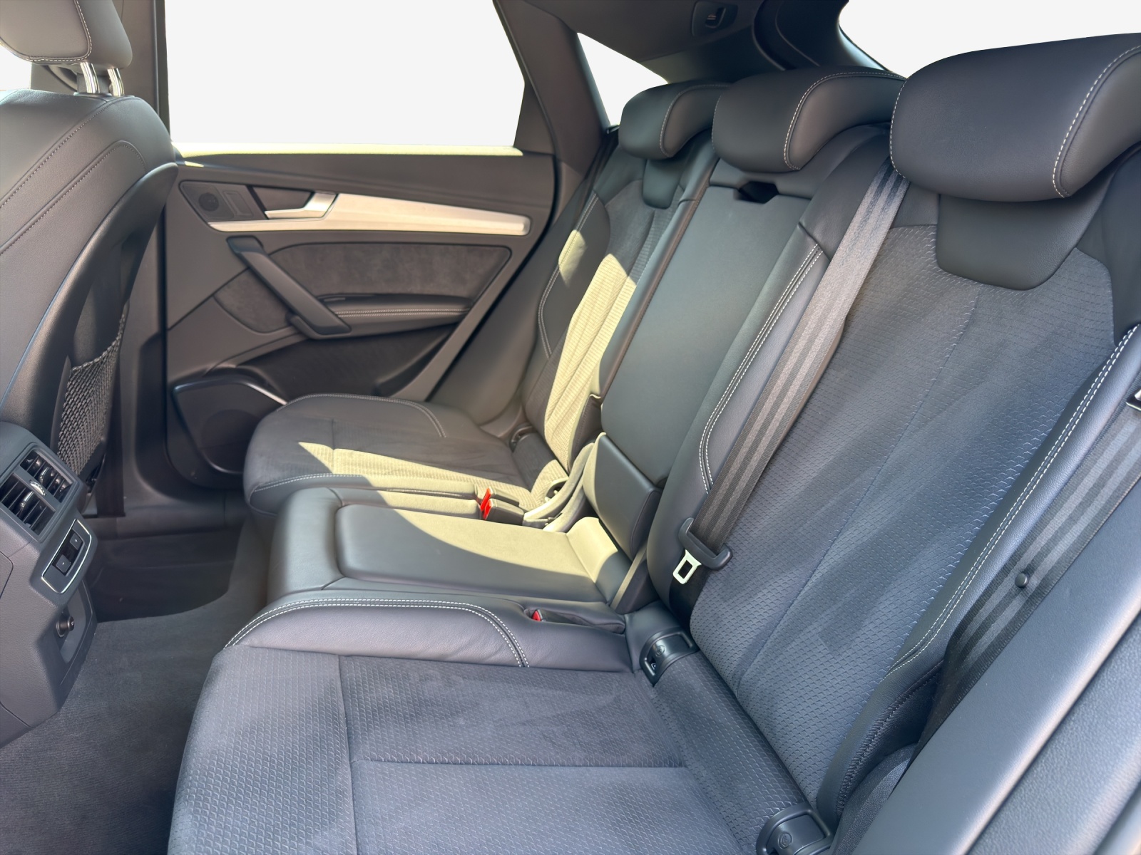 AUDI Q5 Sportback 40 TDI Blackedition quattro S-tronic-image-11