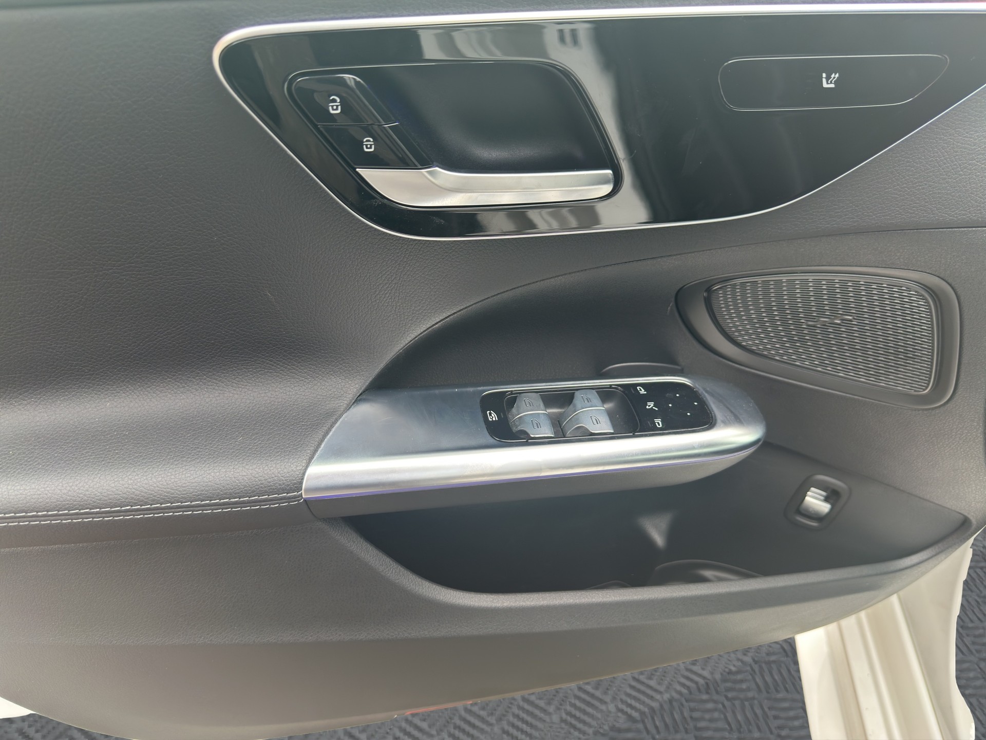 MERCEDES-BENZ C 200 AMG Line 4Matic-image-9