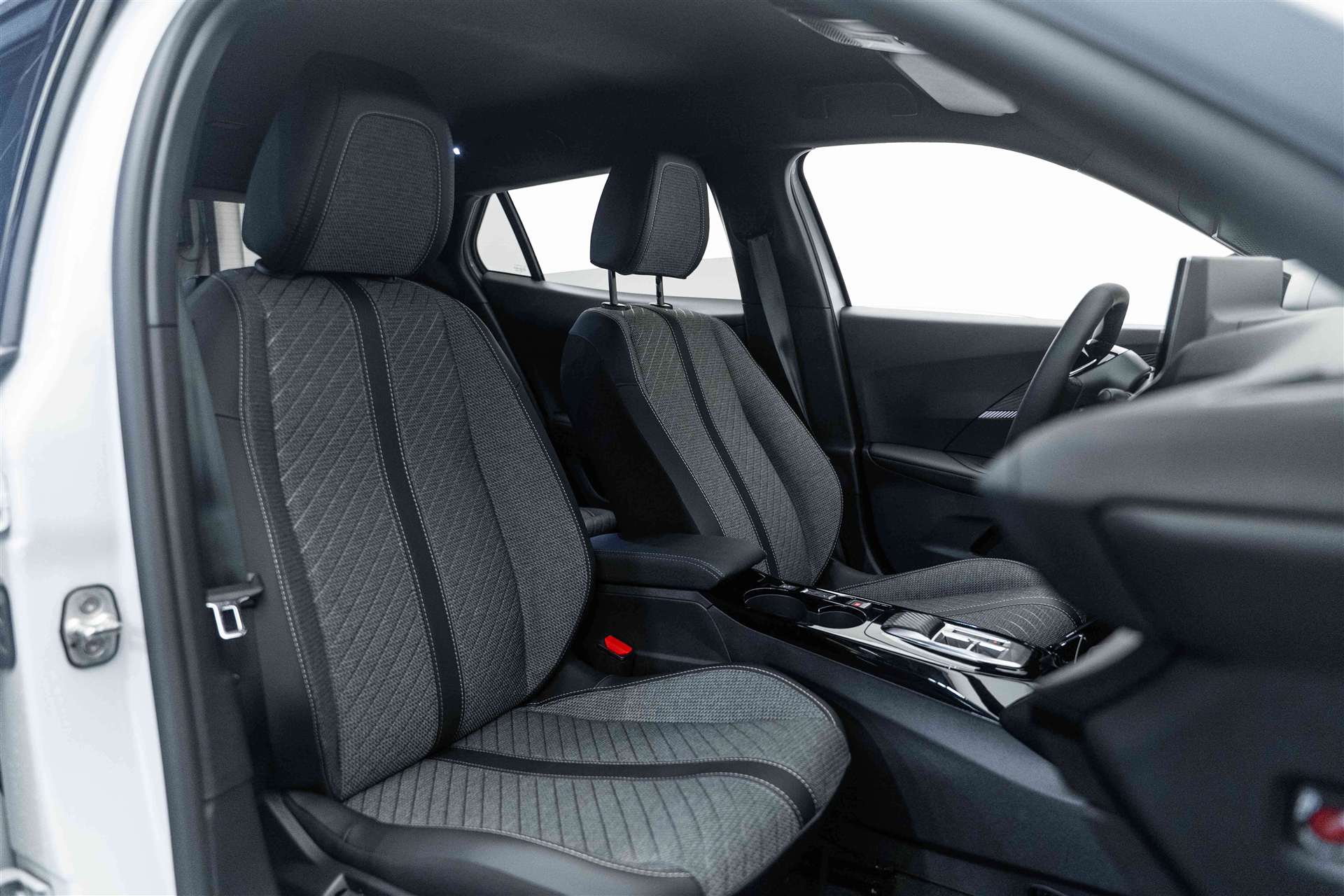 PEUGEOT 2008 1.2 145 MHEV Allure Automat-image-10