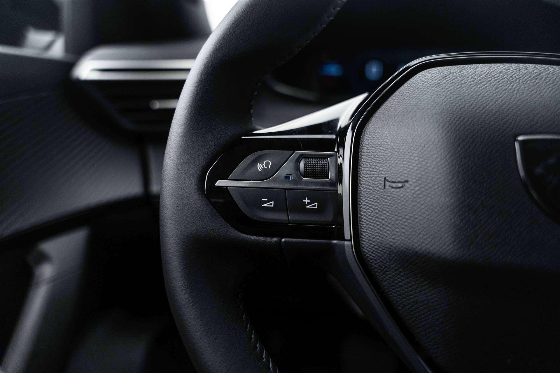 PEUGEOT 2008 1.2 145 MHEV Allure Automat-image-13
