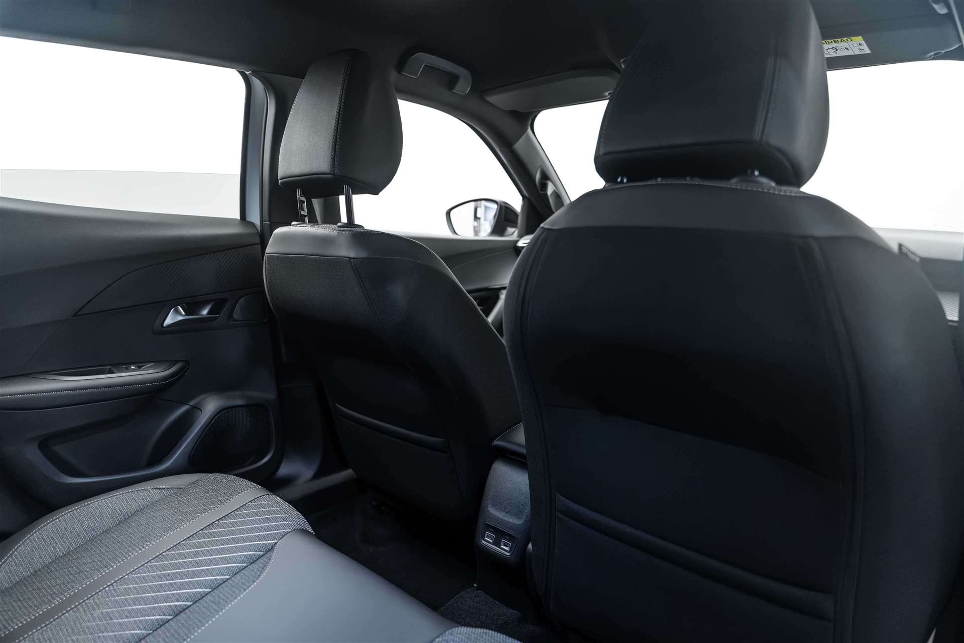 PEUGEOT 2008 1.2 145 MHEV Allure Automat-image-11
