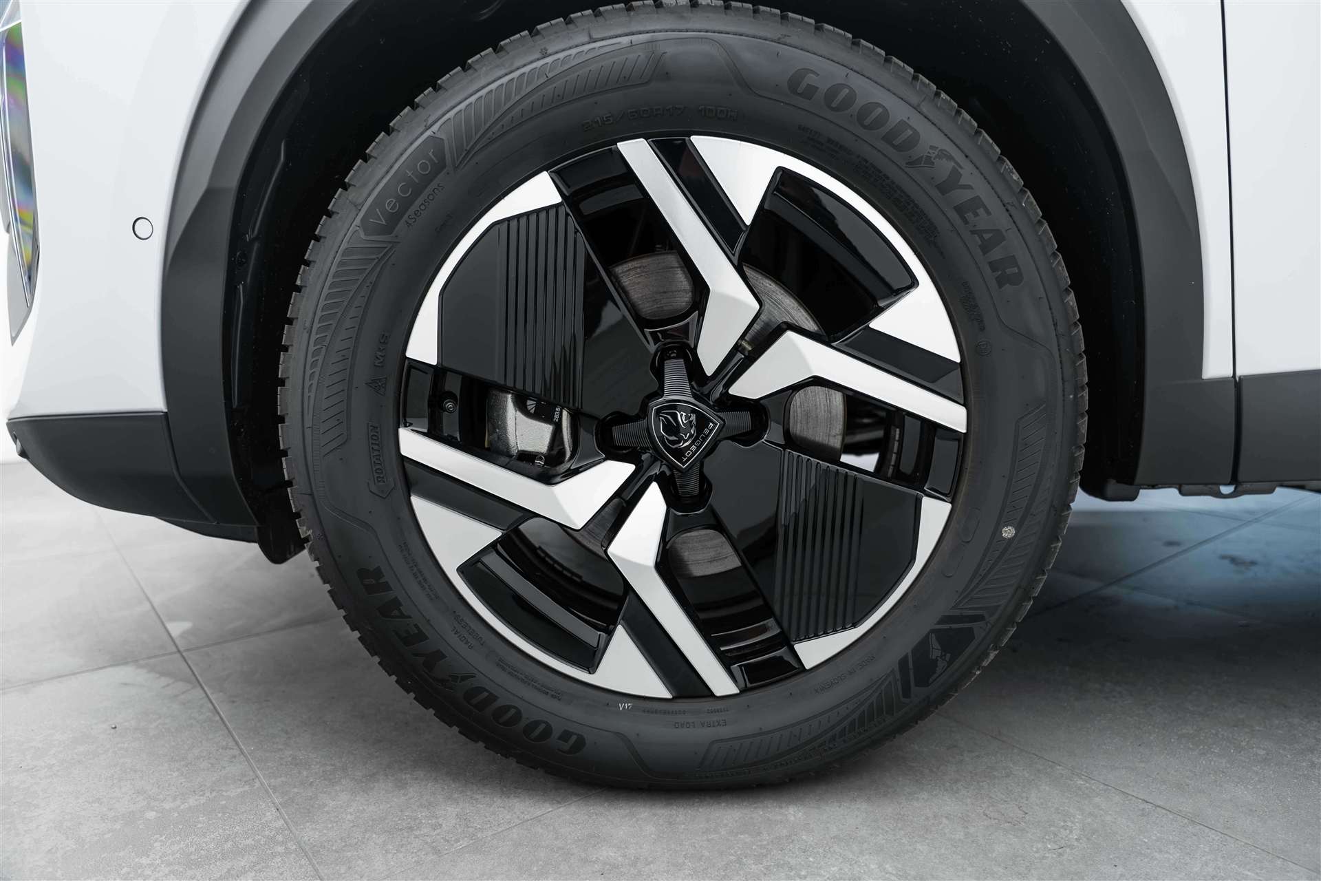 PEUGEOT 2008 1.2 145 MHEV Allure Automat-image-5