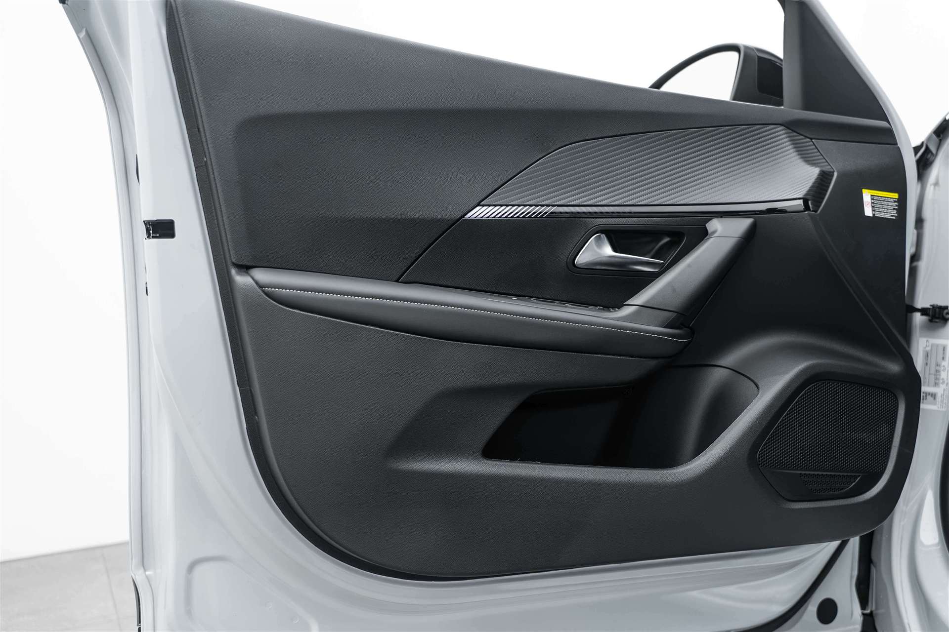 PEUGEOT 2008 1.2 145 MHEV Allure Automat-image-6
