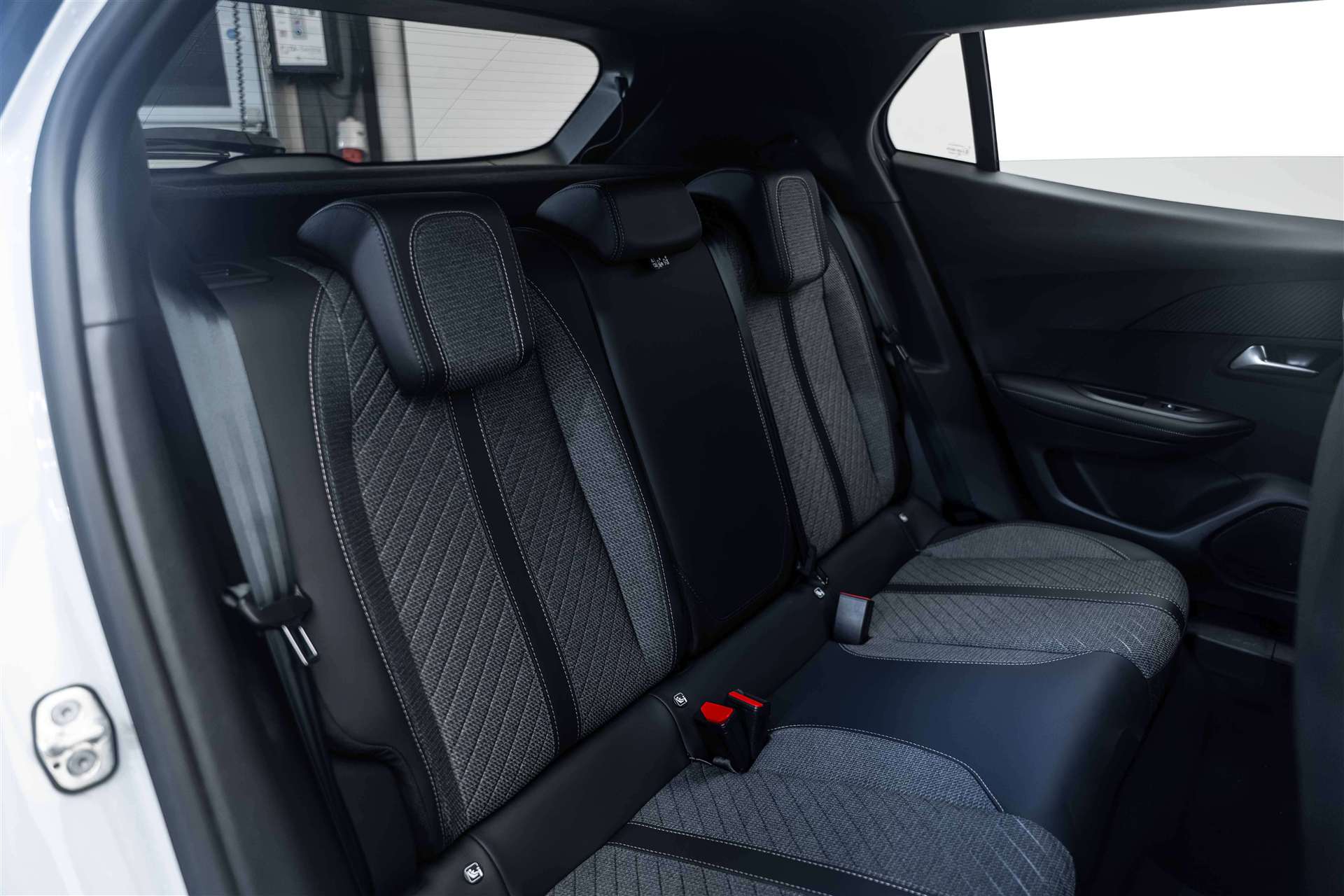 PEUGEOT 2008 1.2 145 MHEV Allure Automat-image-12