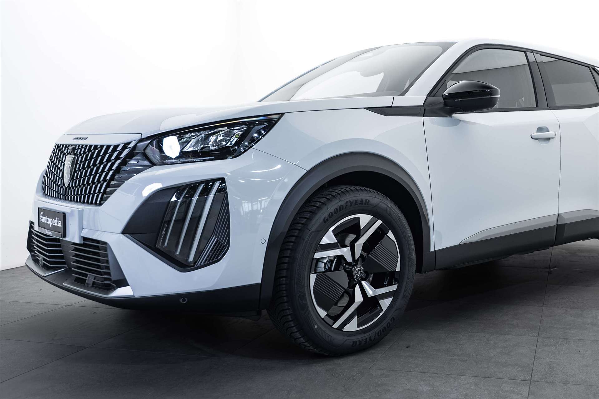 PEUGEOT 2008 1.2 145 MHEV Allure Automat-showroom-element-1